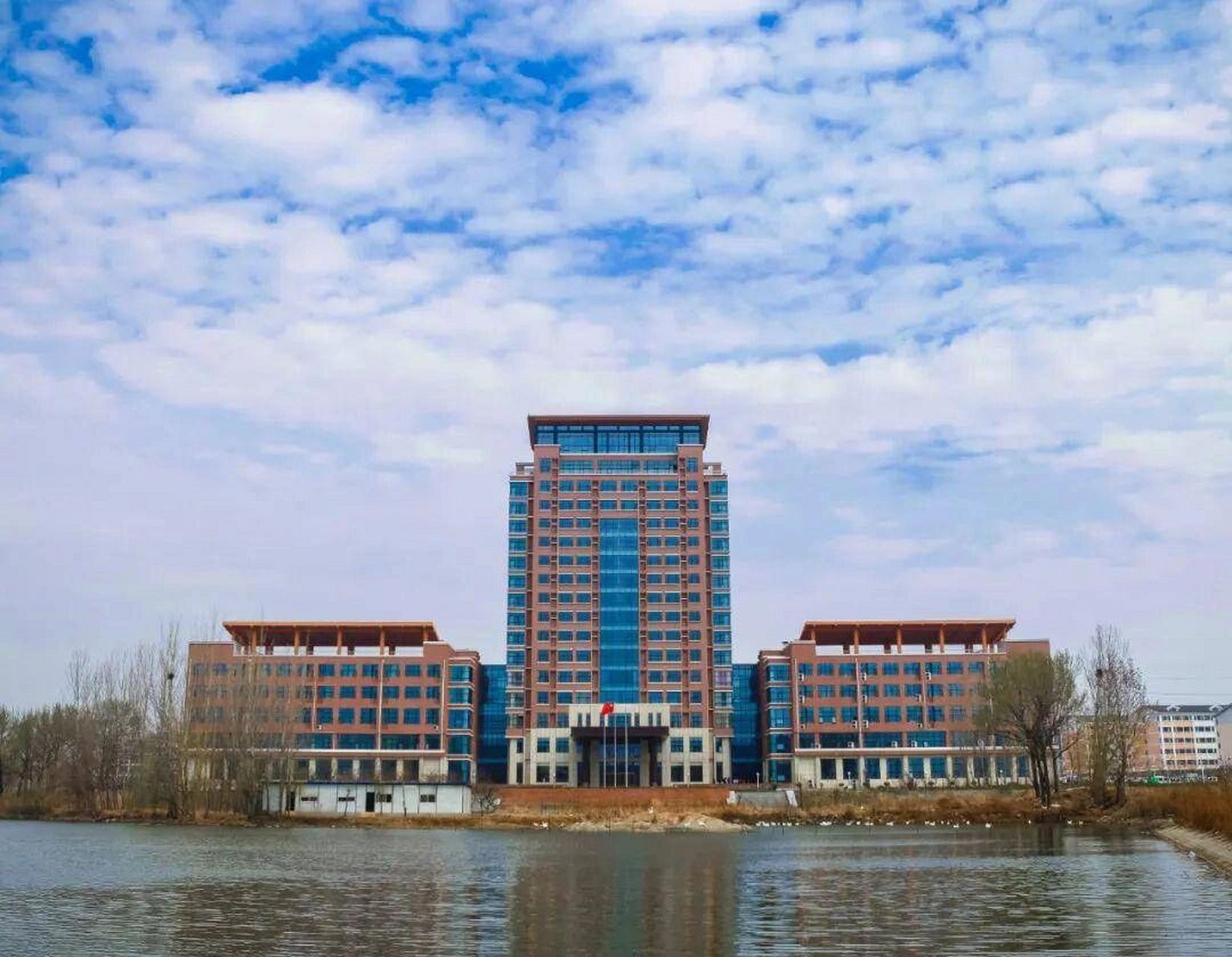 山东力明科技职业技术学院(泰安校区) 大家不要误会哈,我不是给这个