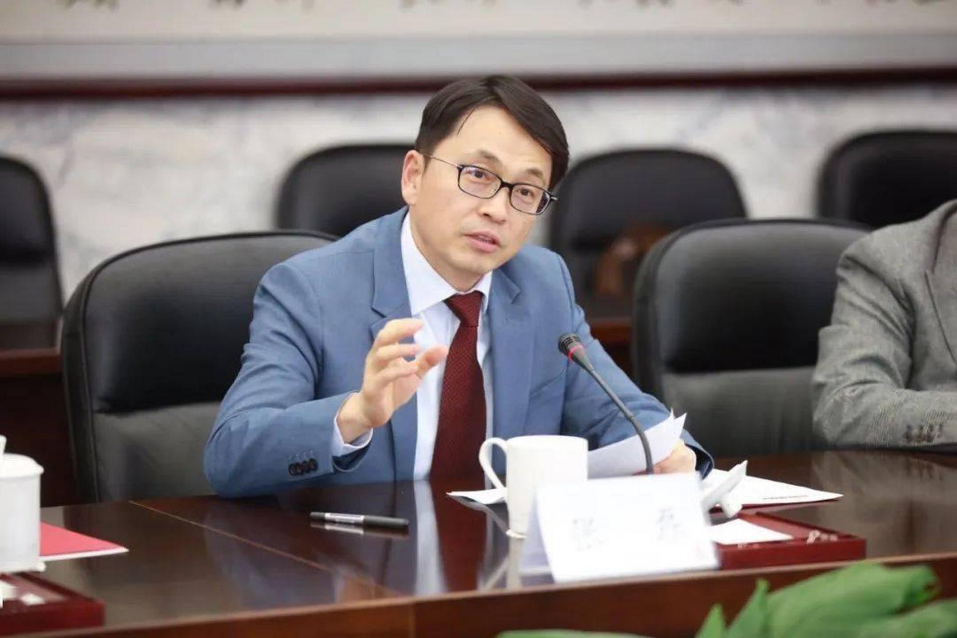 2008年,一个河南小伙敲开了蓝月亮老总罗秋平办公室的门,神秘地说:"我