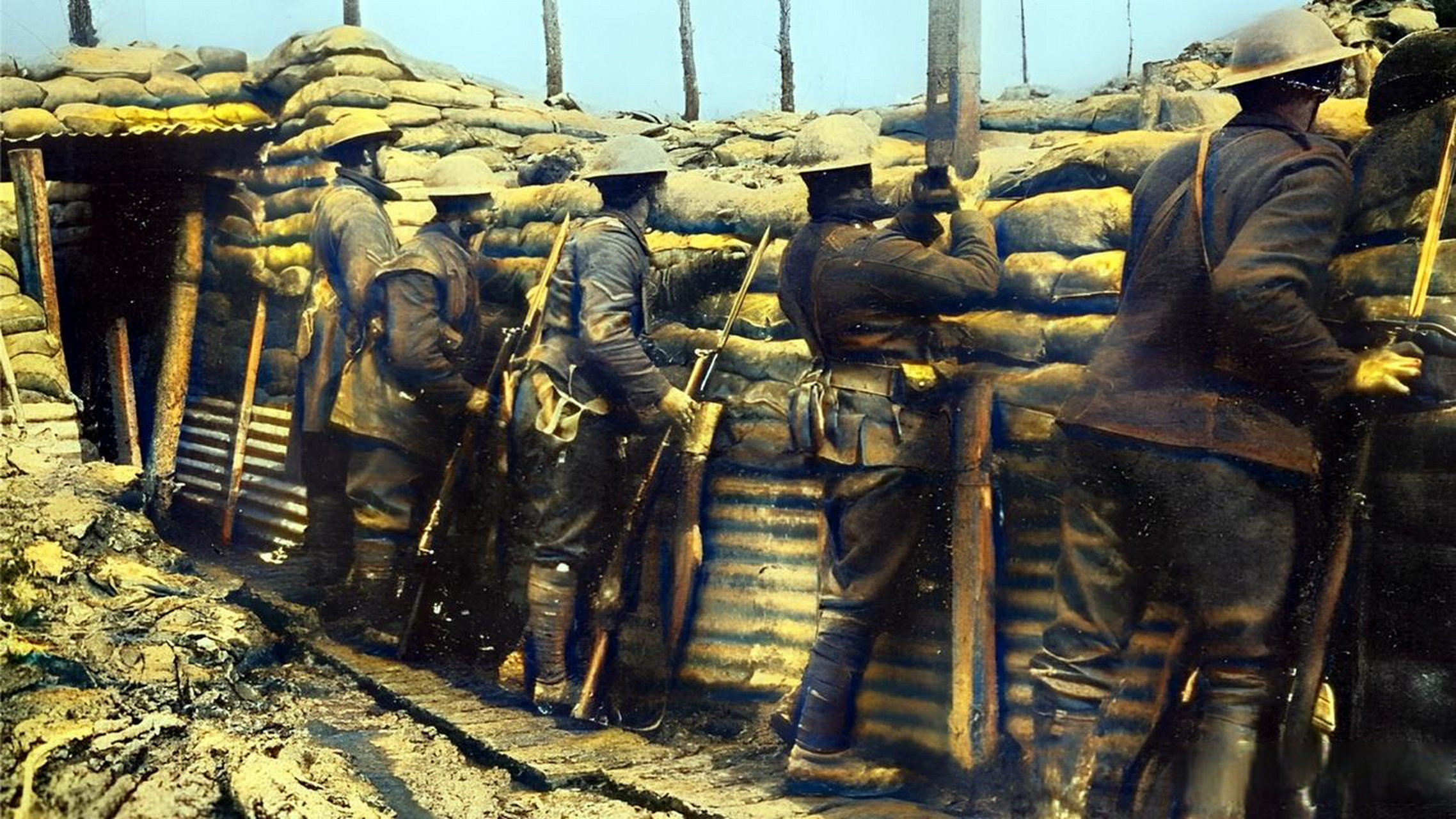 一战期间,几名英军正躲在战壕里.