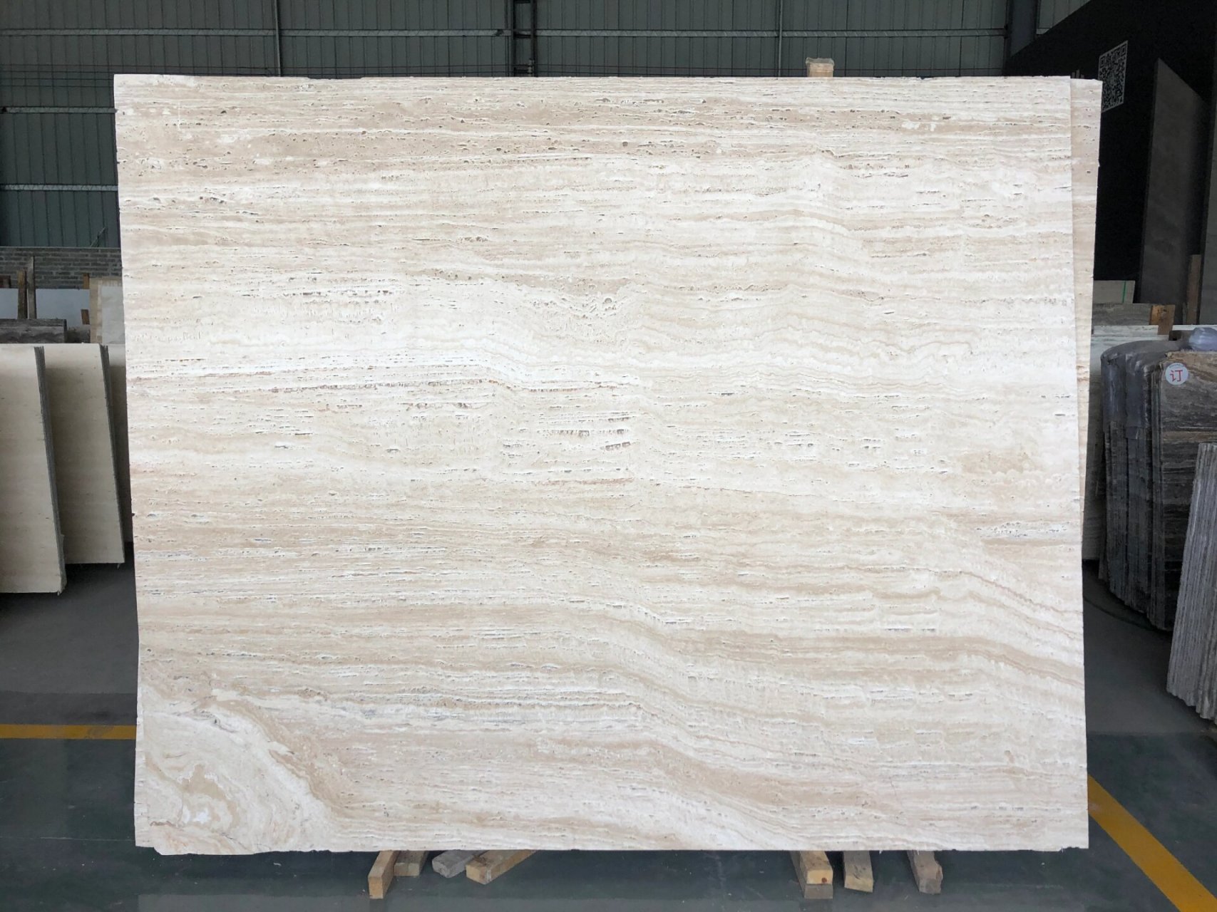 伊朗白洞石 天然的伊朗白洞石,奶色调系列, 是非常耐看的一款洞石