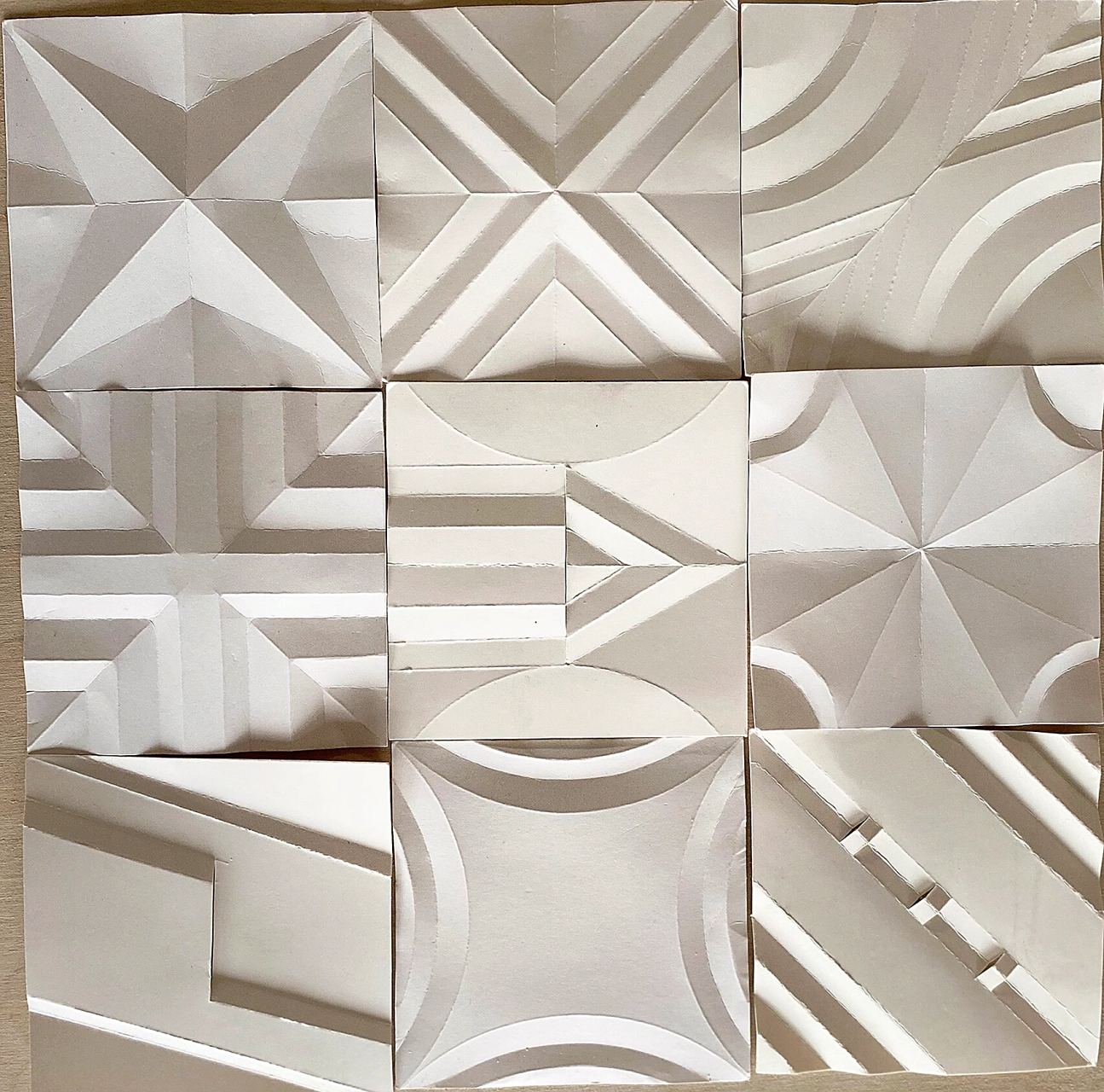 大一下学期立体构成折纸小作业. 有不切,中间切一刀,有多切混合.