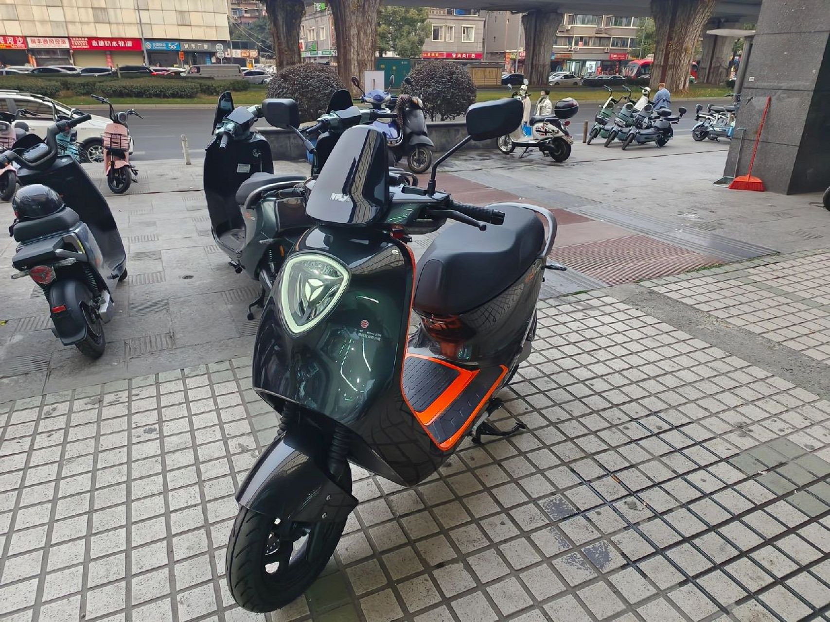 雅迪g150p体验感受 雅迪g150p体验  : 首先说明,我就冲颜值去的,真帅