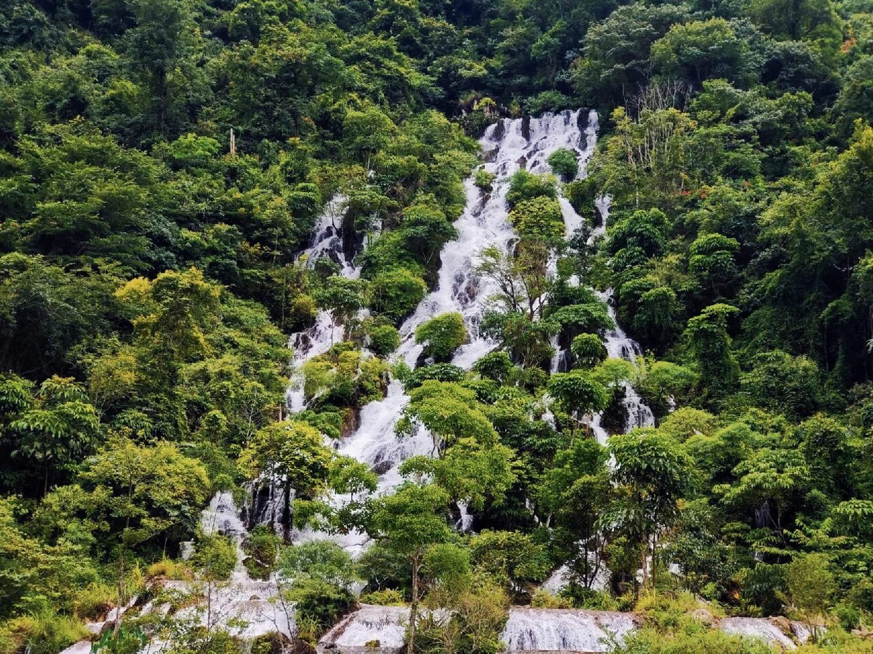 小七孔风景区,位于贵州省黔南布依族苗族自治州荔波县,在荔波县城南部