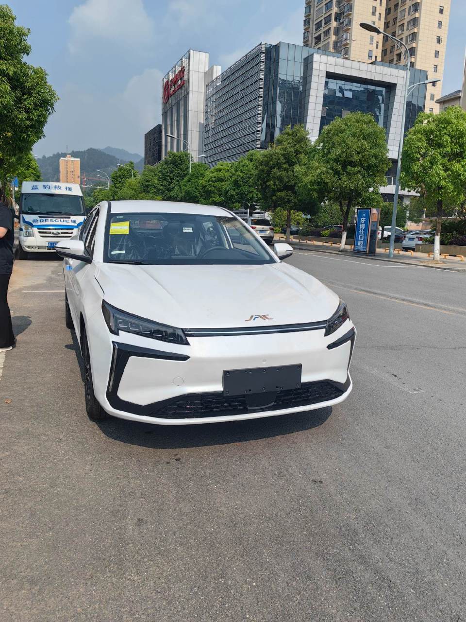 江淮大众新能源纯电动车,受都匀市出租车公司委托,向社会招募出租车