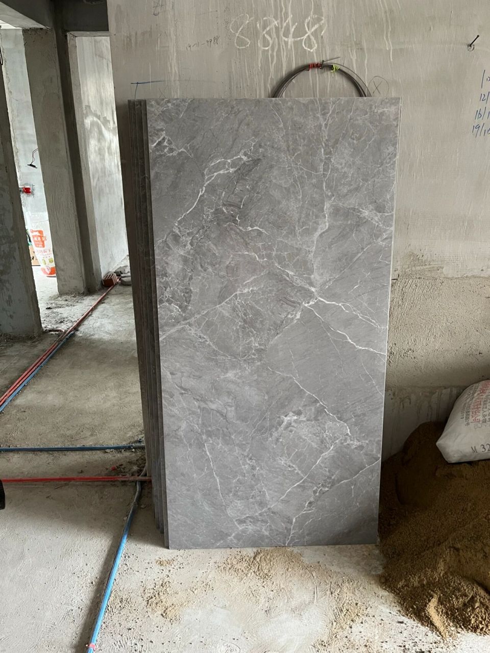 中灰色瓷砖搭配什么色的踢脚线木门乳胶漆好 瓷砖选的颜色有点深了