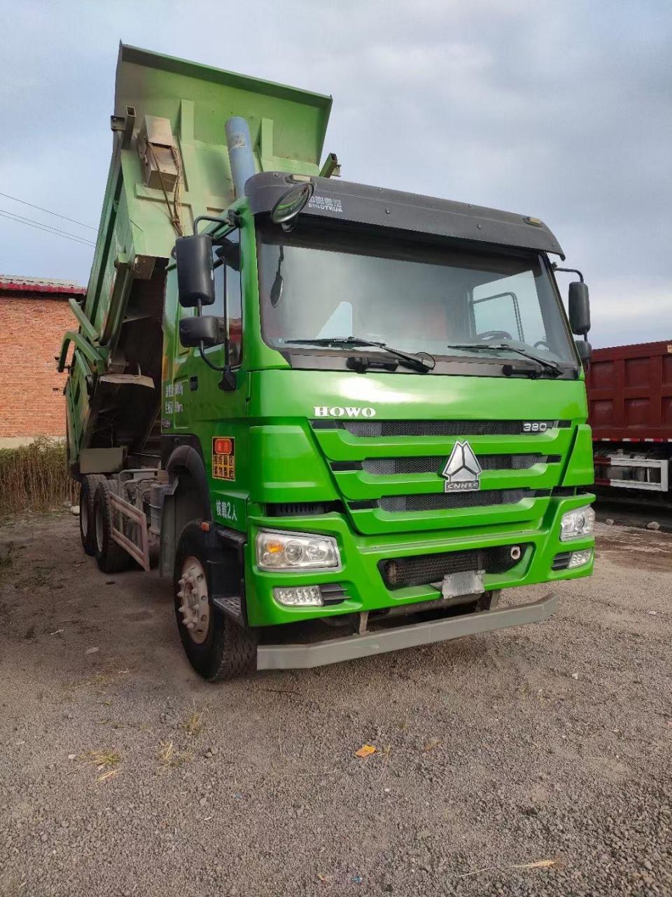 10台18年豪沃渣土车,大箱长度5.6米.1.5米公告,重汽380马力,ac18后桥.