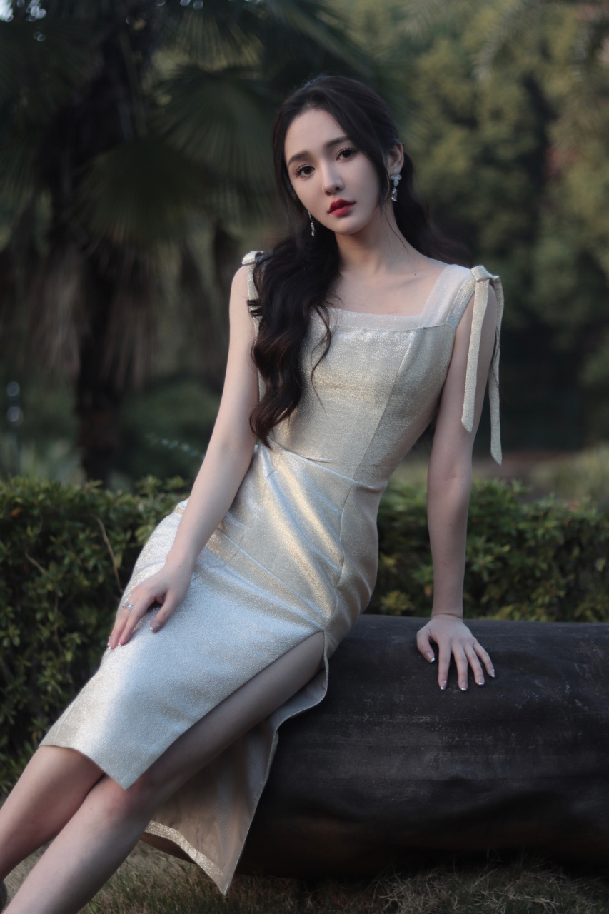 靳梦佳的一组好身材美腿写真图集