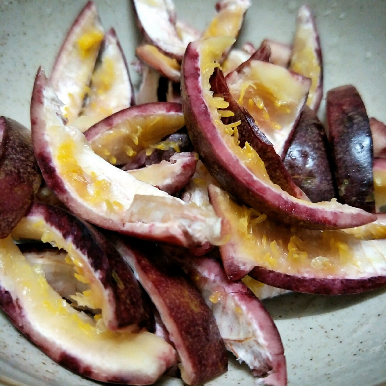 百香果不止果肉好吃,连皮都是美味# 食材:百香果,冰糖,柠檬汁几滴,盐