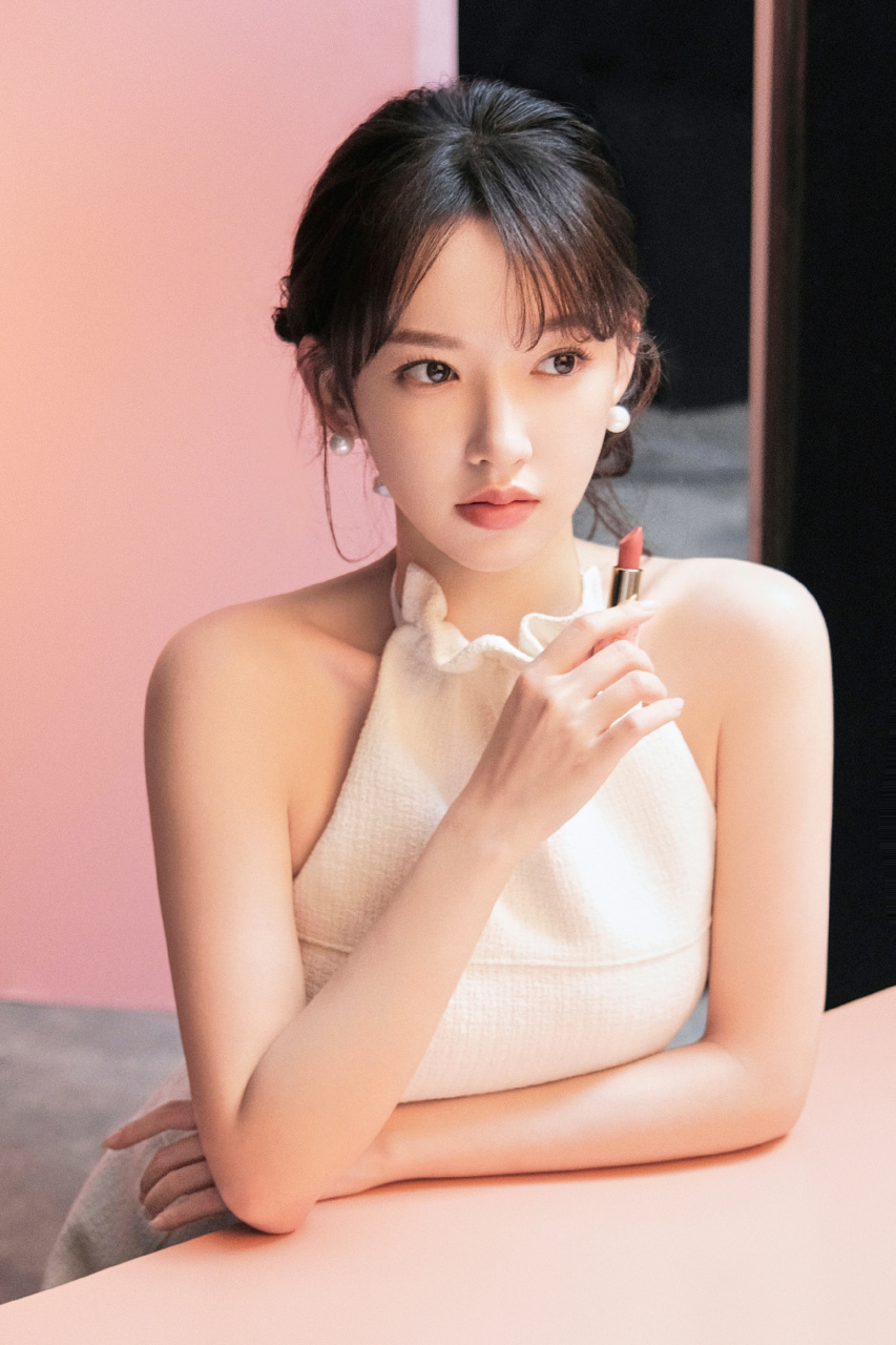 程潇露背写真大片,自在随性,举手投足间尽释优雅格调