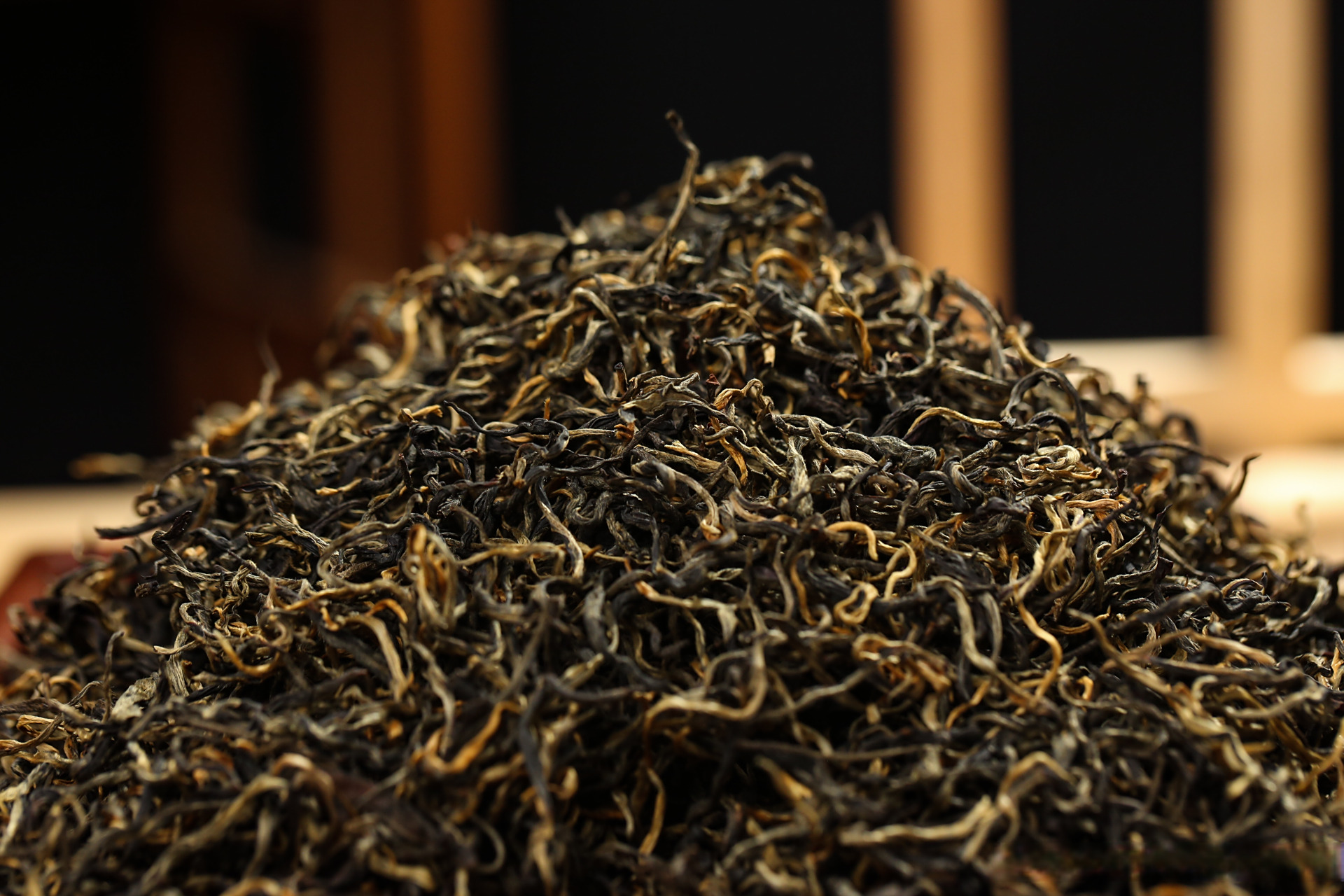 2023一级金丝滇红入库大原料仓 条索肥硕曲美,色泽乌润,金毫密布 干茶