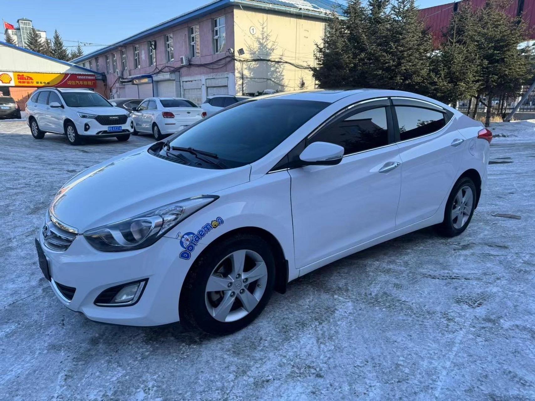 13年现代朗动手动挡最高配,配置丰富,无钥匙进入,一键启动,天窗,多