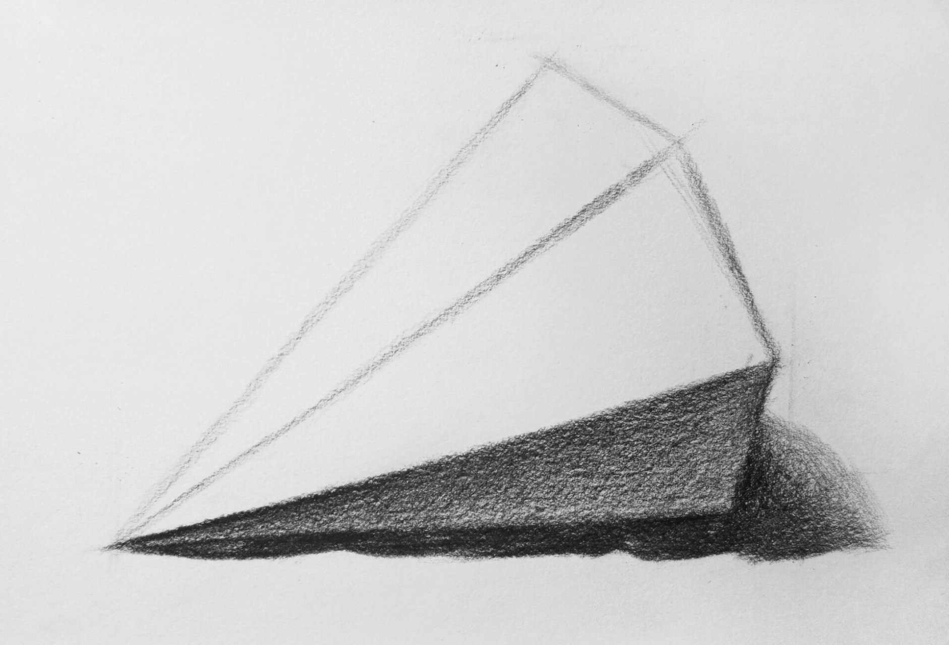 素描六棱锥步骤(图文) 六棱锥由六个侧面和一个底面构成,侧面为六个