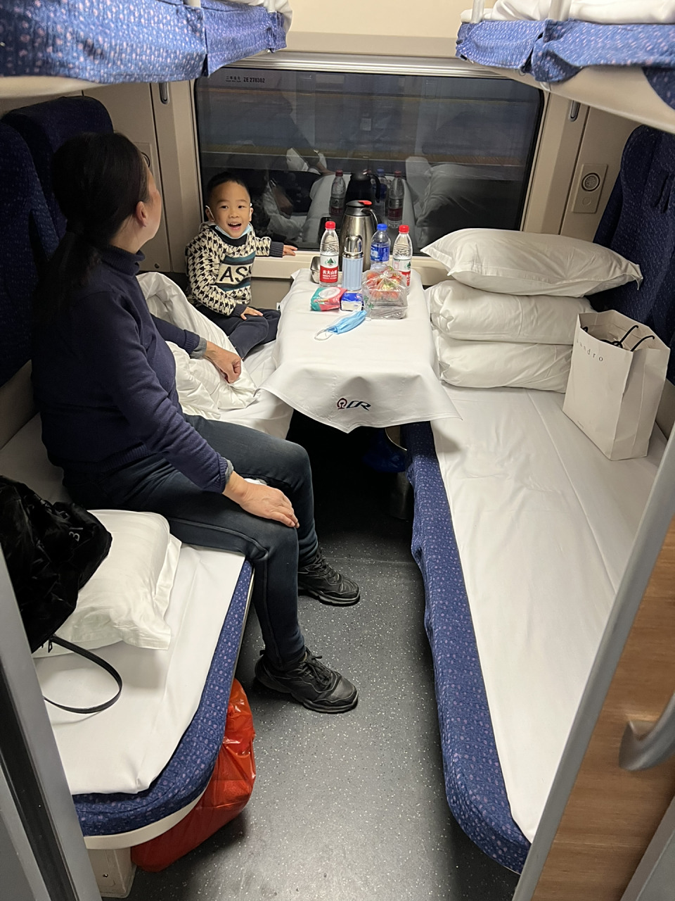 动车卧铺比一等座好太多了 d1812,从成都东站到广州南站一等座价格是