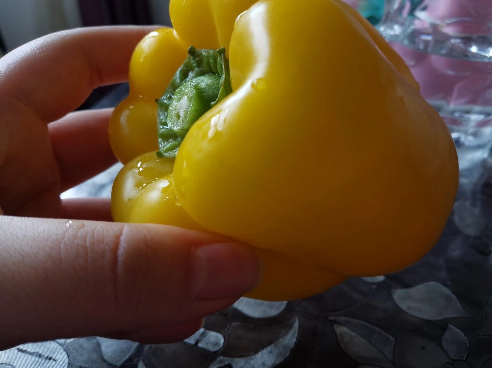 彩椒生吃真的蛮一般的 之前看减肥博主推荐,在减脂期间可以把彩椒当