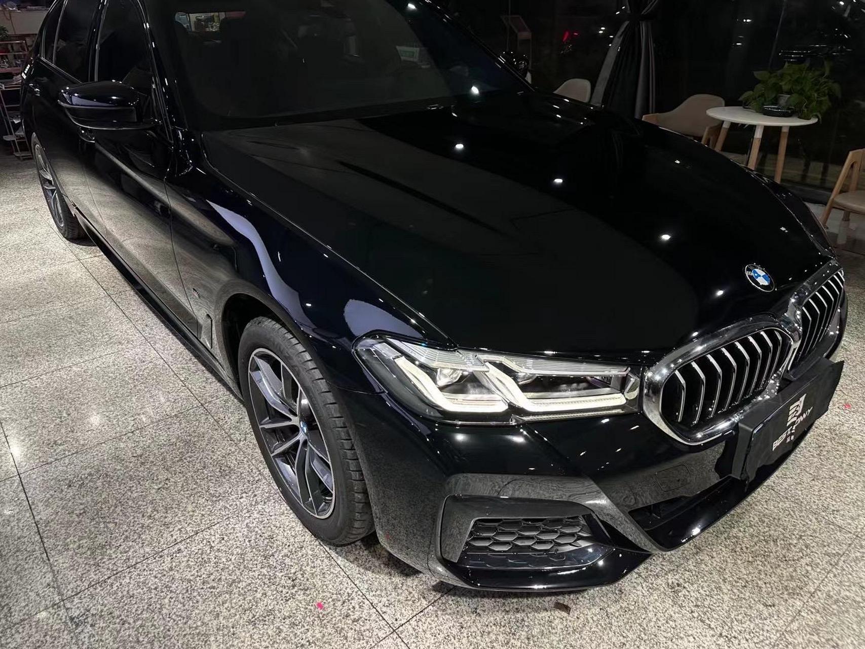 宝马五系亮黑车衣.