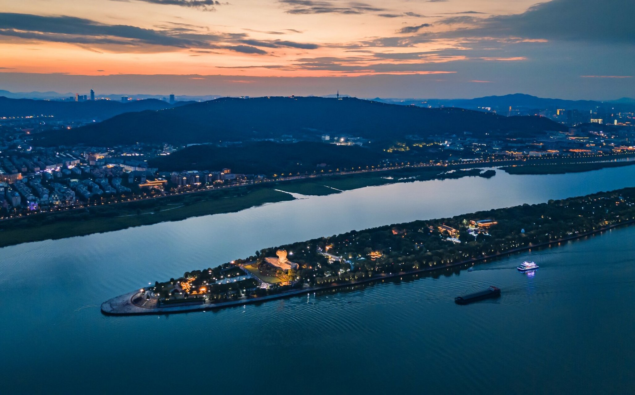 长沙风光│不同时间段的橘子洲 "湘江北去,橘子洲头" 伟人的头像屹立