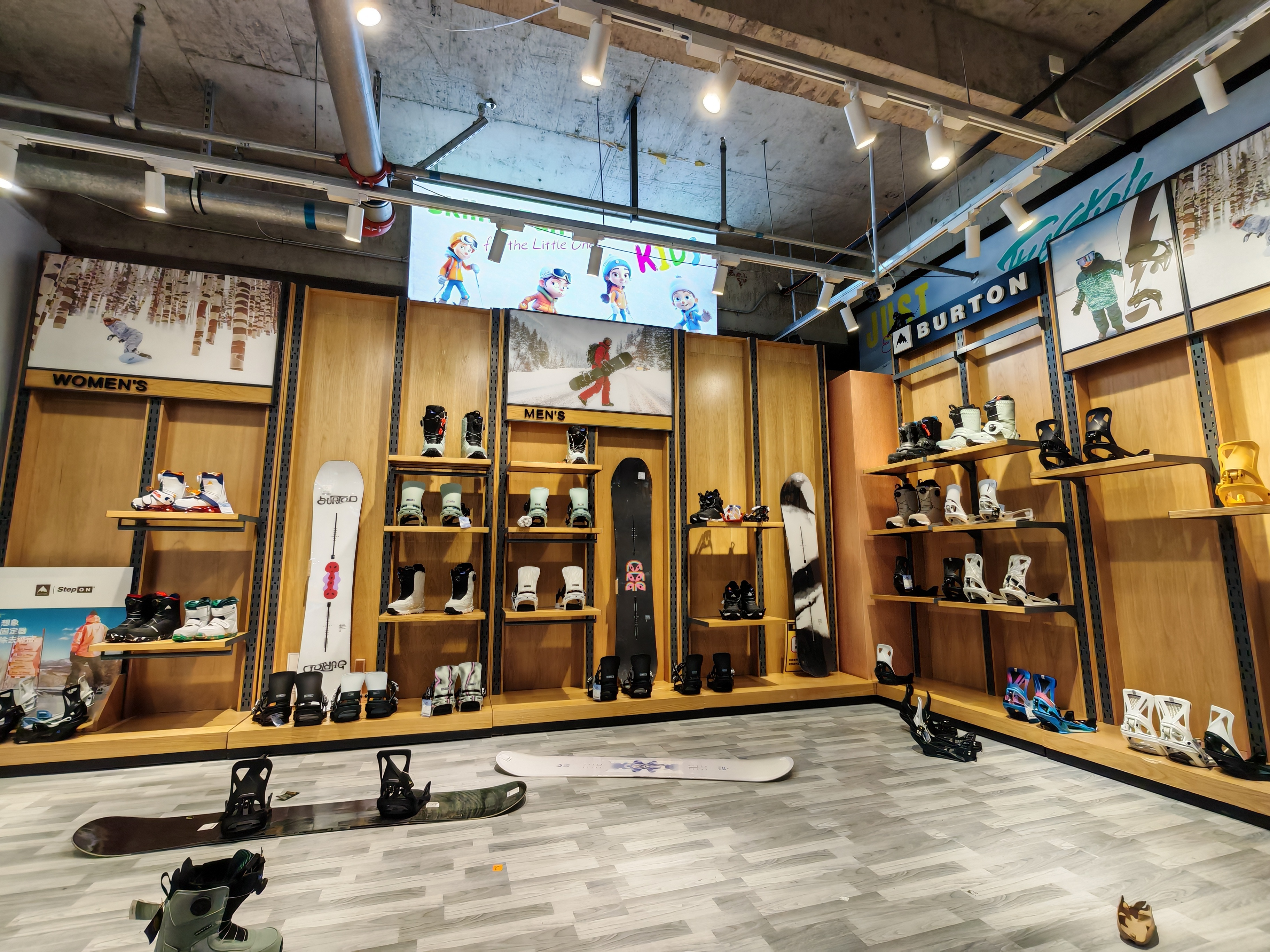 从顺义开车亦庄来,这边有一家足足三层的雪具店
