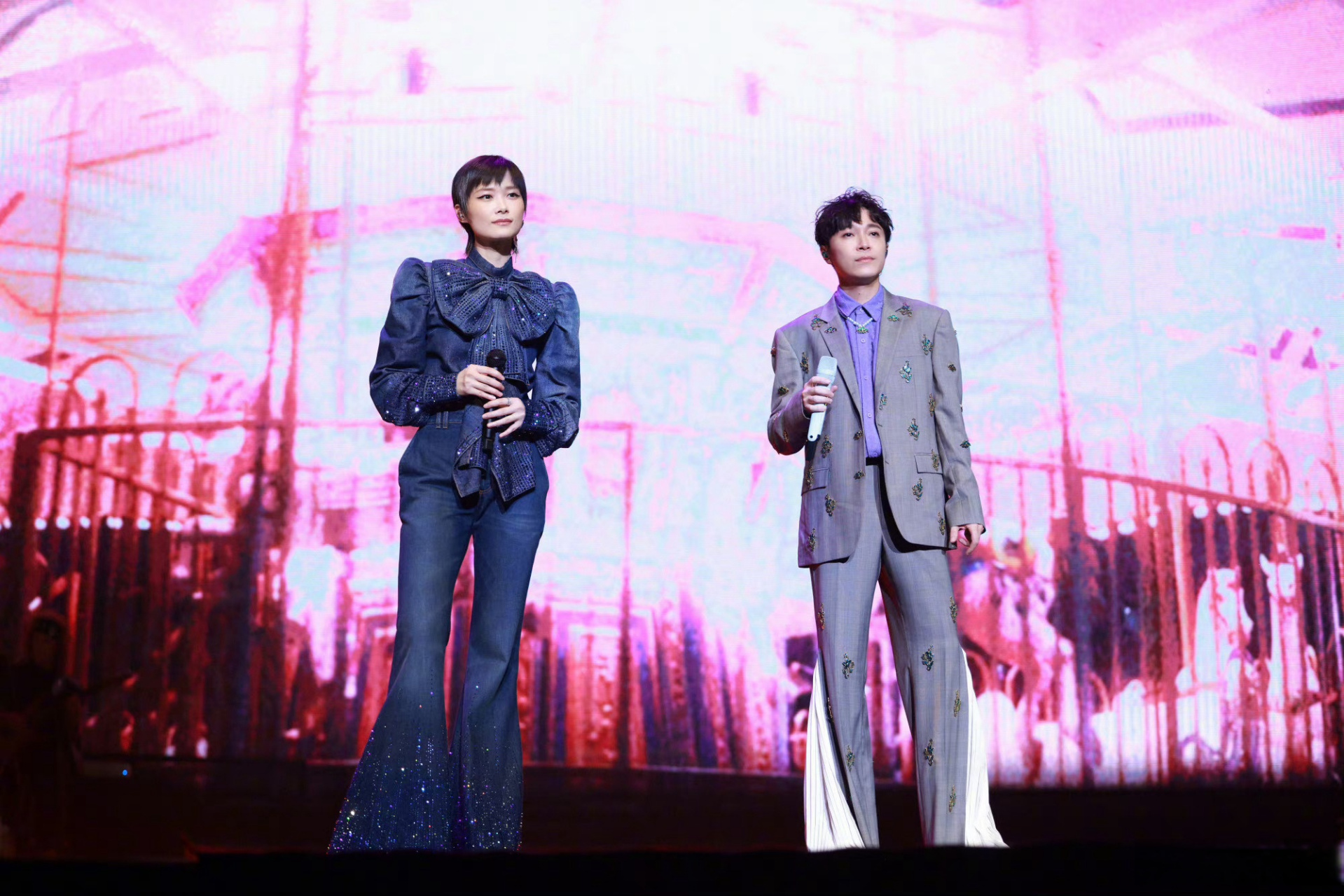 吴青峰感谢李宇春# 神仙友谊,感谢春春的邀请呀