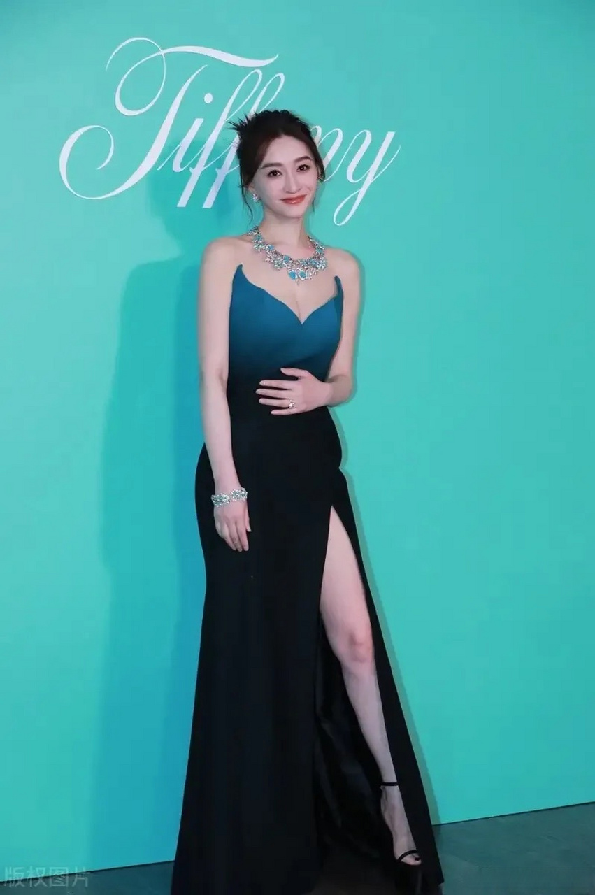 李小冉最近的红毯表现,poem的黑绿渐变高开叉礼服,搭配同色系项链,整