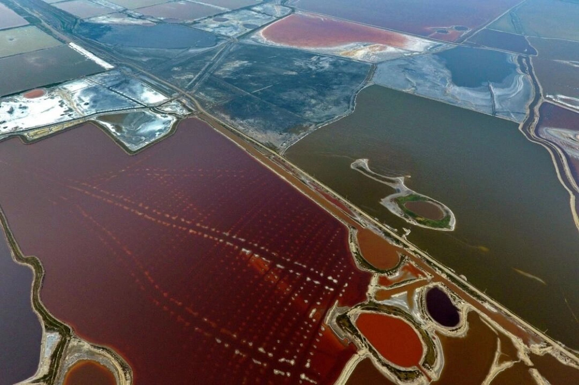 万丈盐桥 察尔汗盐湖,位于青海省海西蒙古族藏族自治州格尔木市