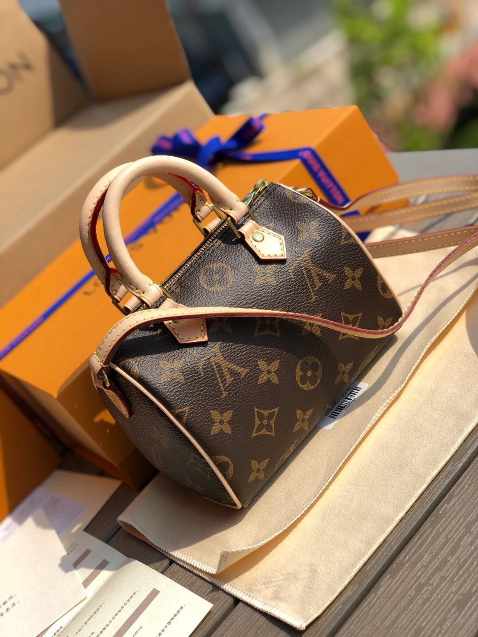 nano speedy 这款 nano speedy老花手提包,通身采用lv经典老花图案,既