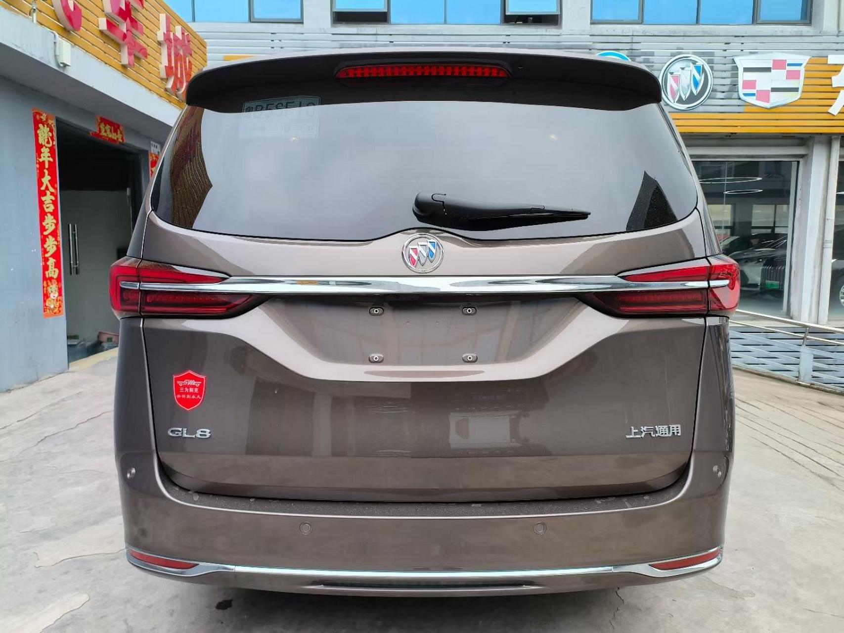 别克gl8,23款,陆上公务舱尊贵型,指导价:27.