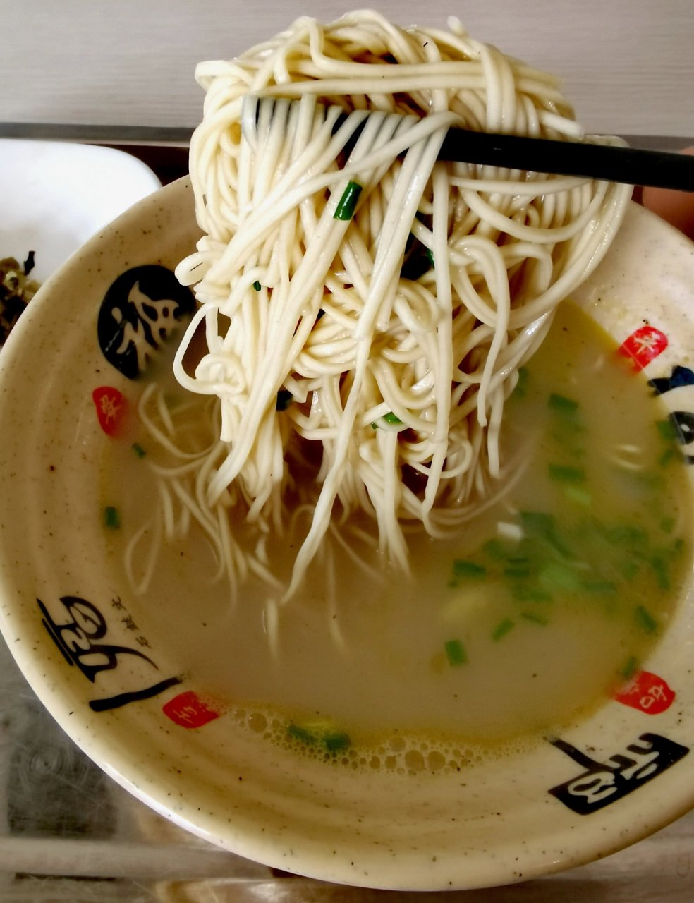 这一碗鱼汤面的热量有500大卡吗 叉起来一整筷子多一点,面是细碱面