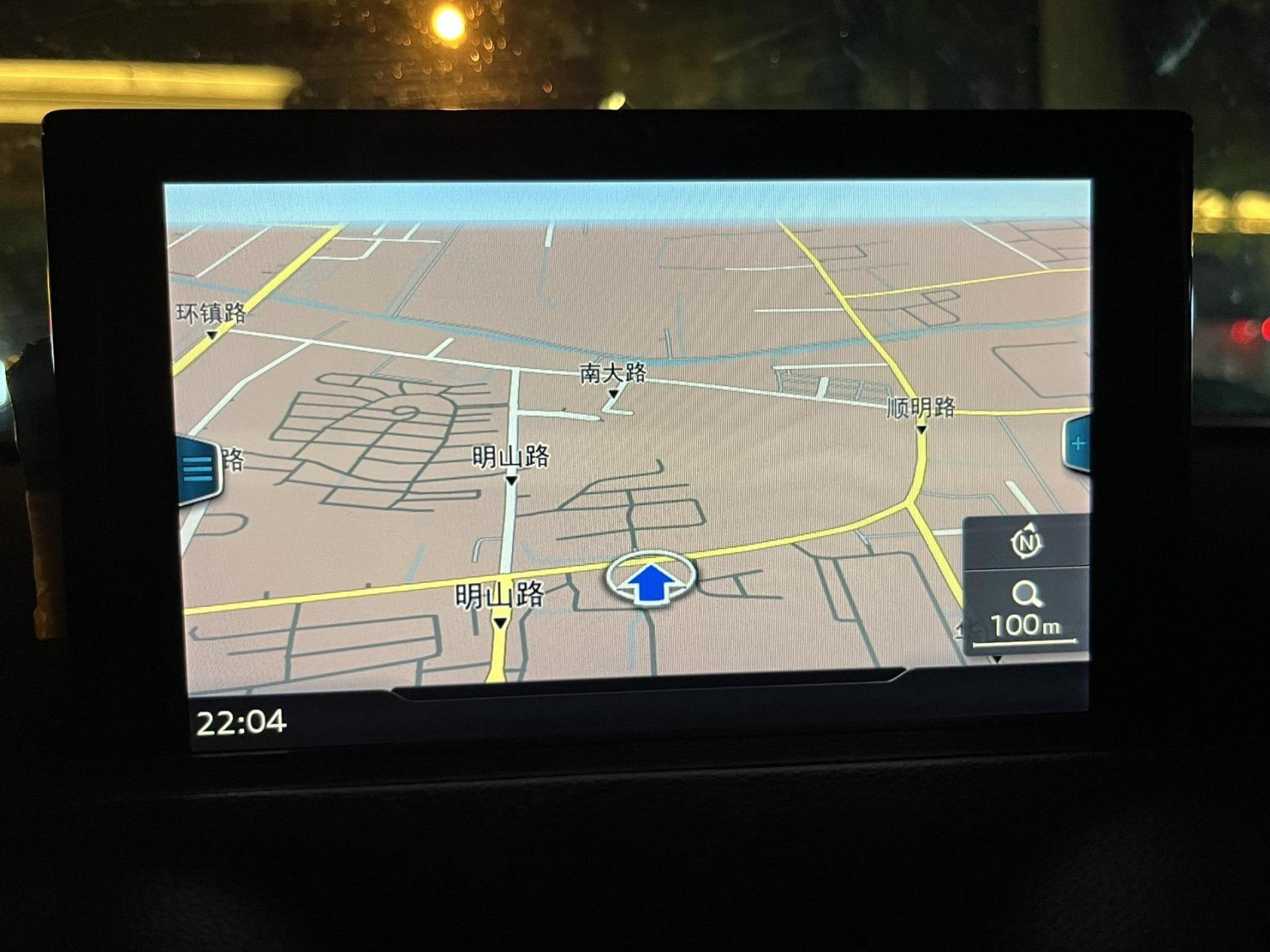 主机可以插2张卡的,都可以开通原厂地图,a5a4q5l带半液晶仪表可以在