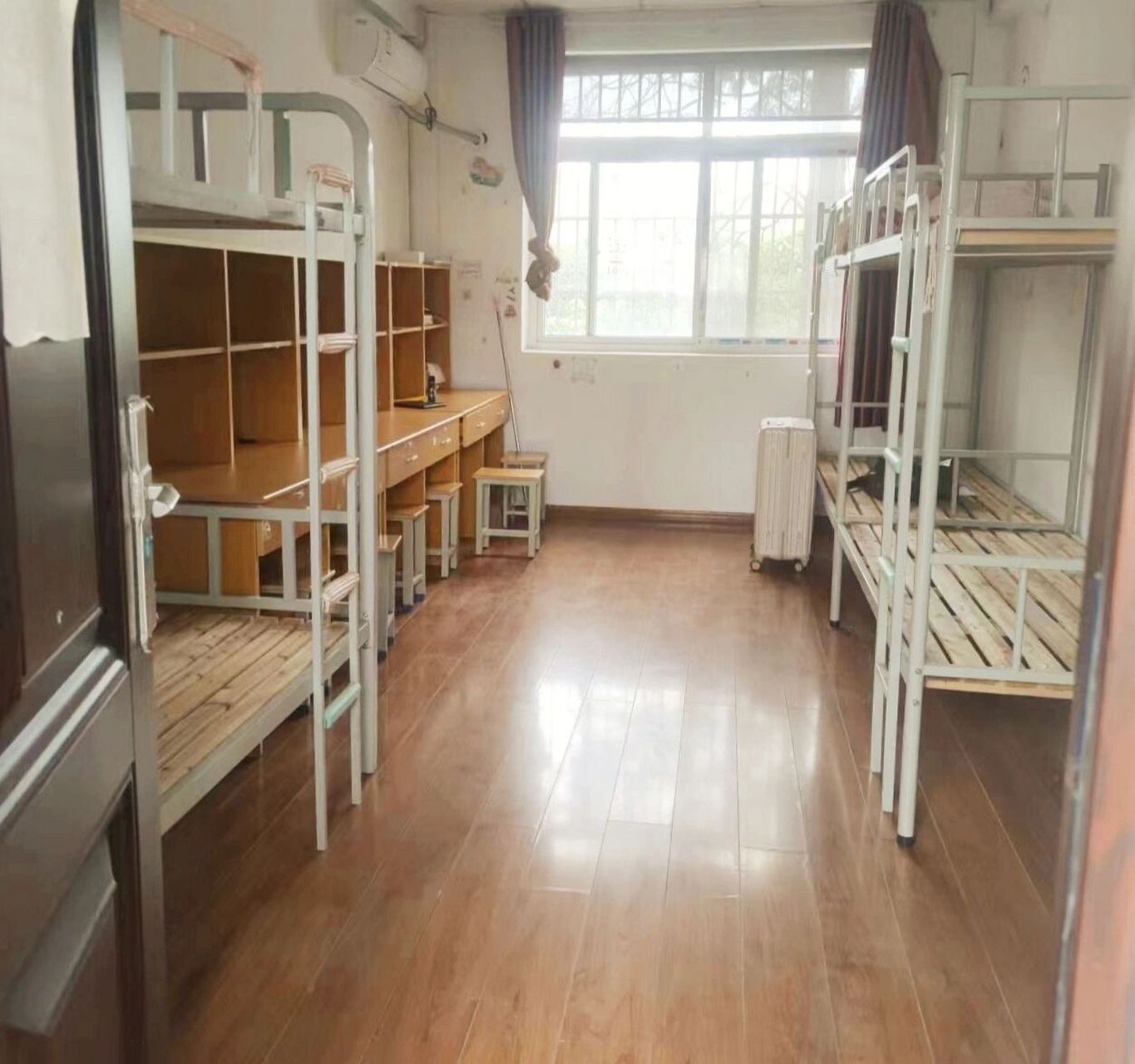 蚌埠学院应用技术学院的住宿环境! 宿舍有六人间,四人间,随机分配!