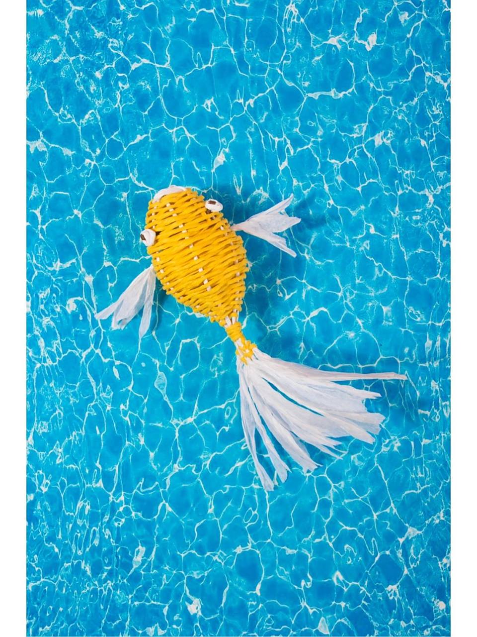 纸编小金鱼图文教程来了(附材料) 材料:带铁丝纸绳 45 厘米× 4 支,无