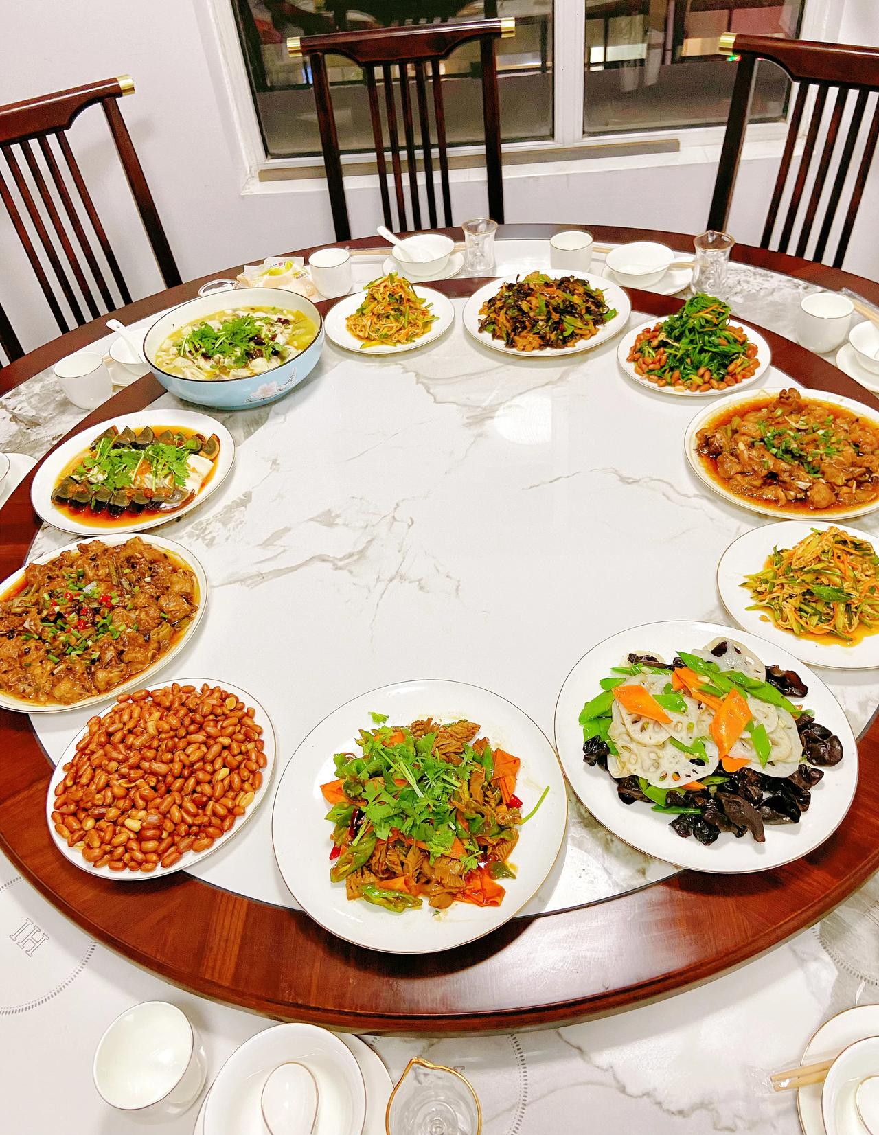 在某书刷到了一位在石家庄可以上门做饭的私厨,这一桌桌的美味佳肴把
