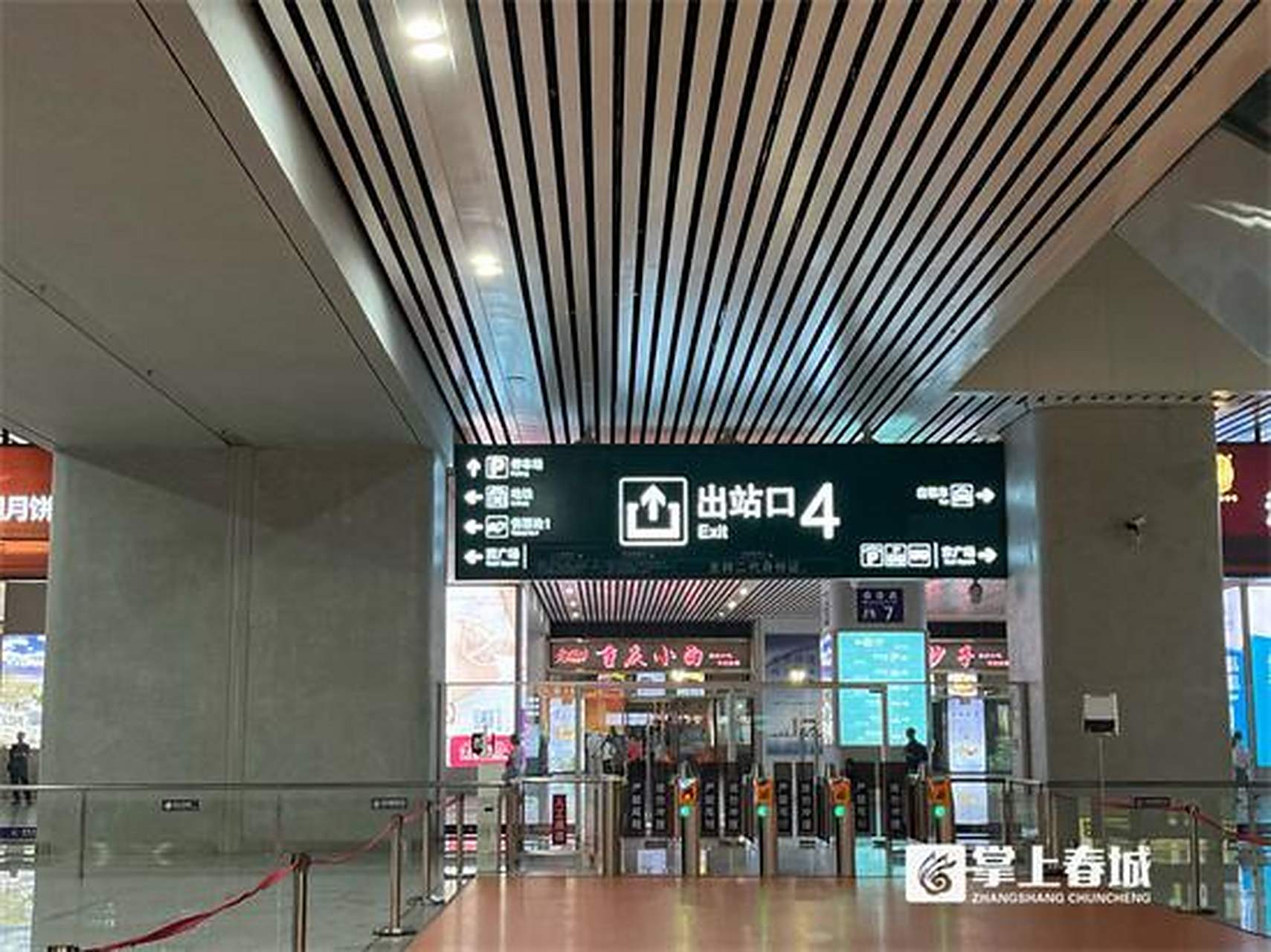 【市民抱怨昆明南站出站名堂多】"自动检票口没人排队,全部在人工出