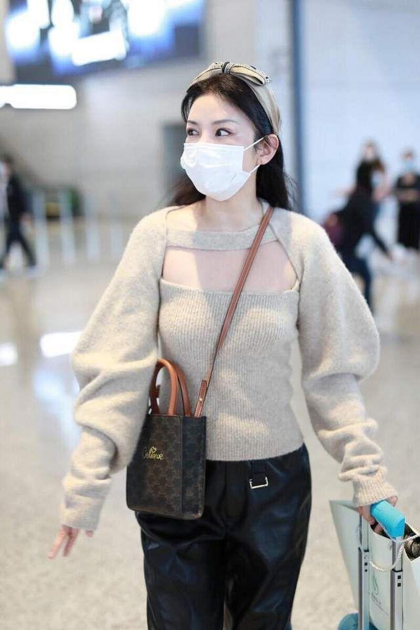 黄奕穿衣越来越大胆,针织衫配皮裤时尚减龄 ,镂空设计太抓眼球 年龄不