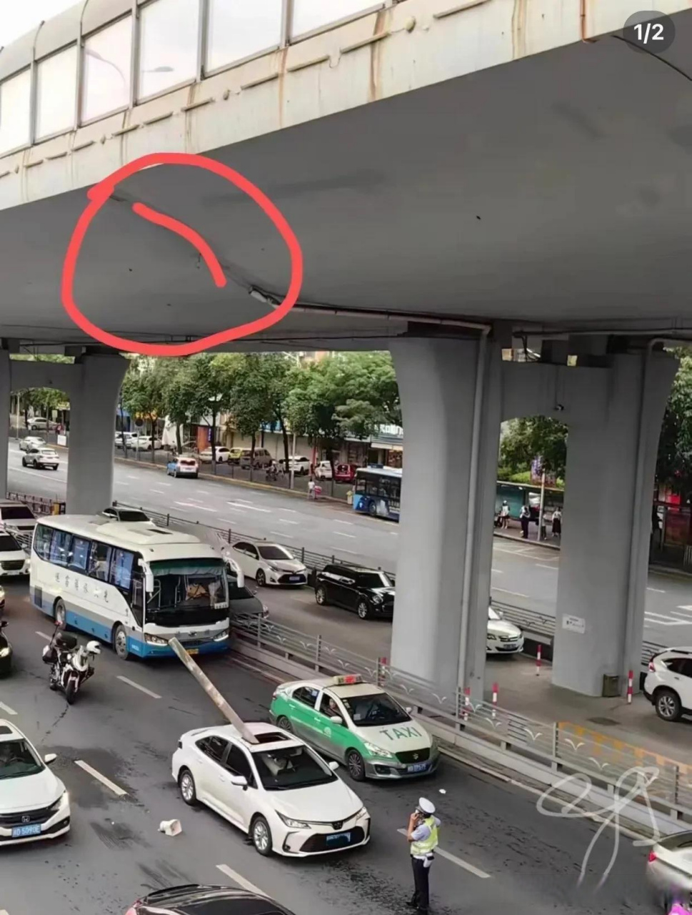 厦门爆料 厦门仙岳路的高架桥突然掉落管道,估计这辆白色轿车的车主都