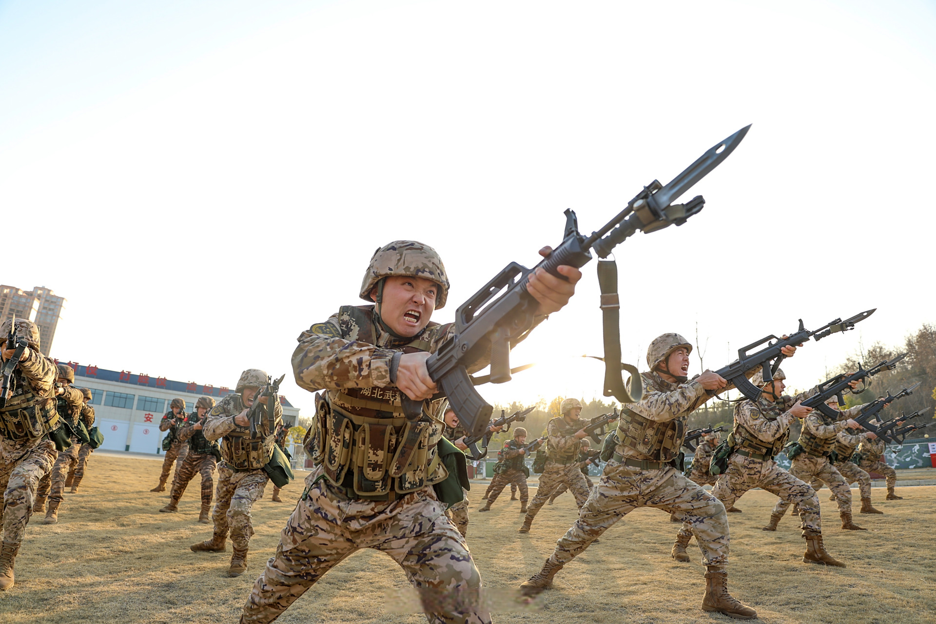 实弹射击,刺杀,战术等多课目训练,以昂扬的精神状态,积极投身练兵备战