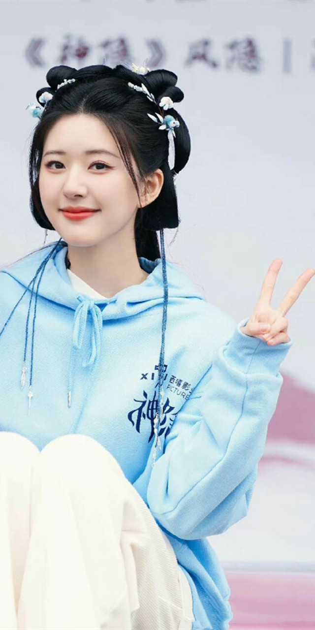 赵露思神隐蓝衣路透组图