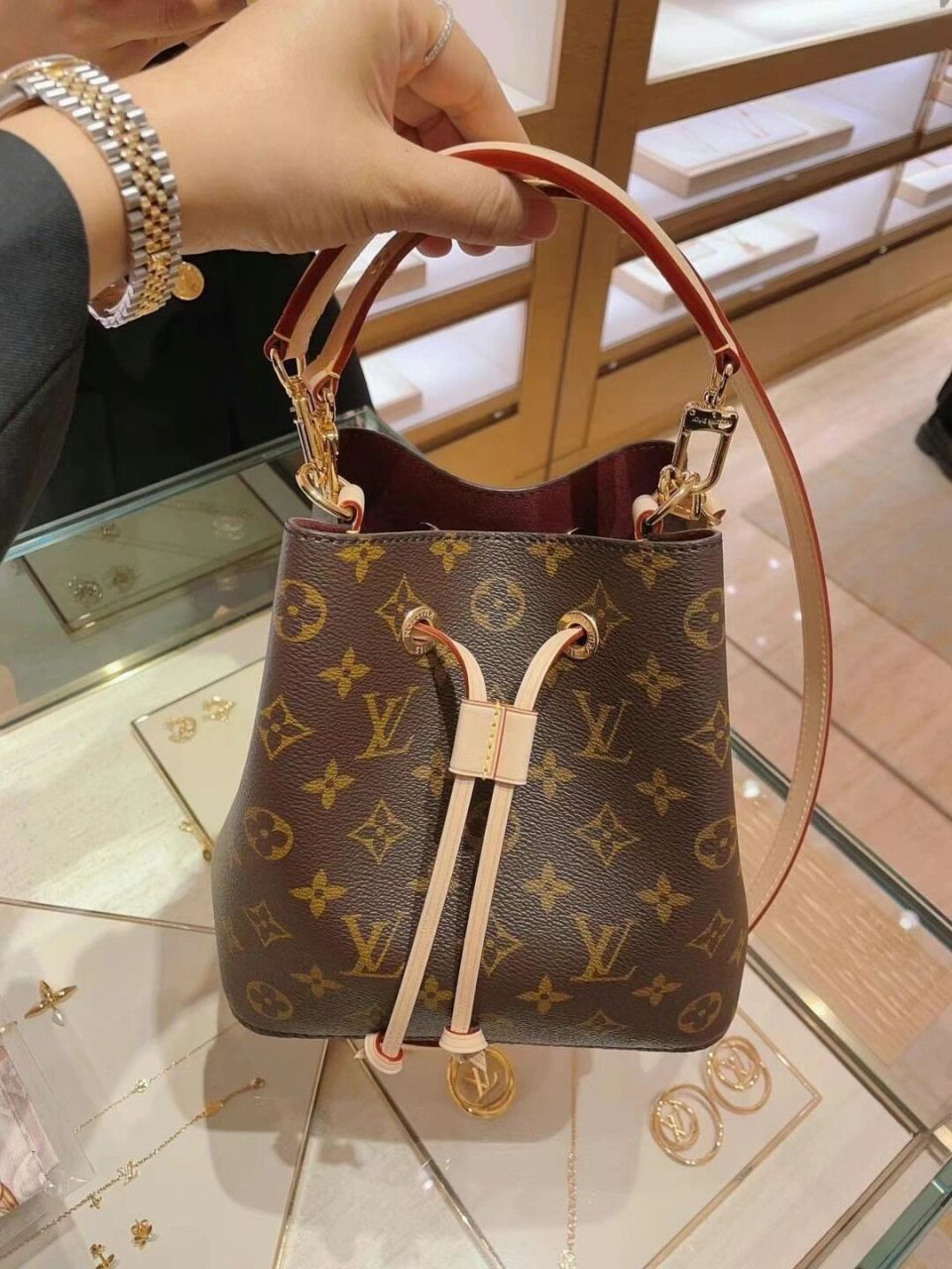 lv新款老花noe bb水桶包 全球韩国首发 lv又双众出新款了,全球首发