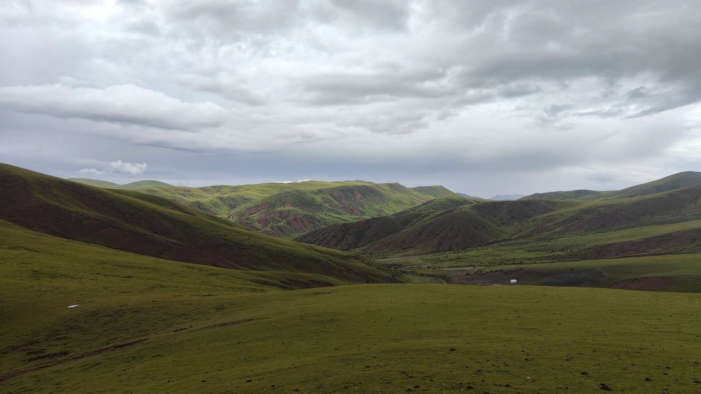 莽措湖是梅里雪山到巴塘的途径景点 是一个位于芒康的小众景点 却也被
