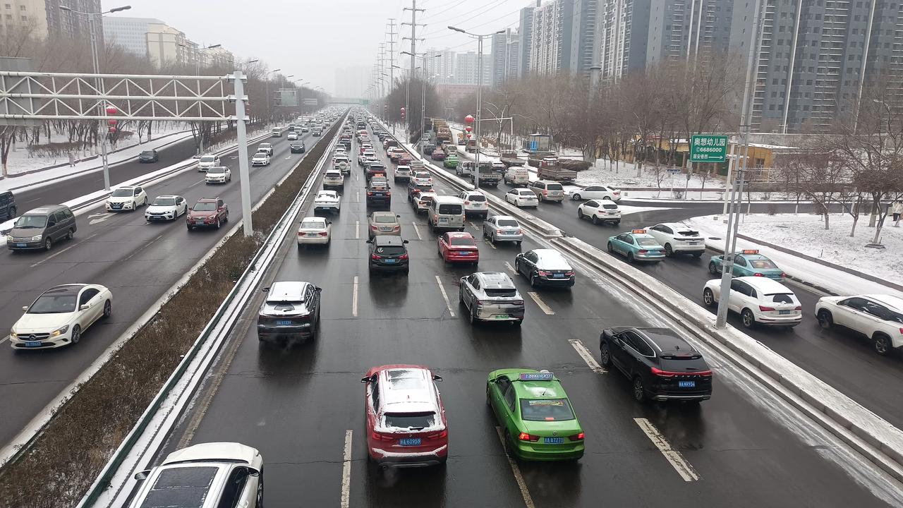 乌鲁木齐头条 雪天,乌鲁木齐河滩路,咋还那么多车?