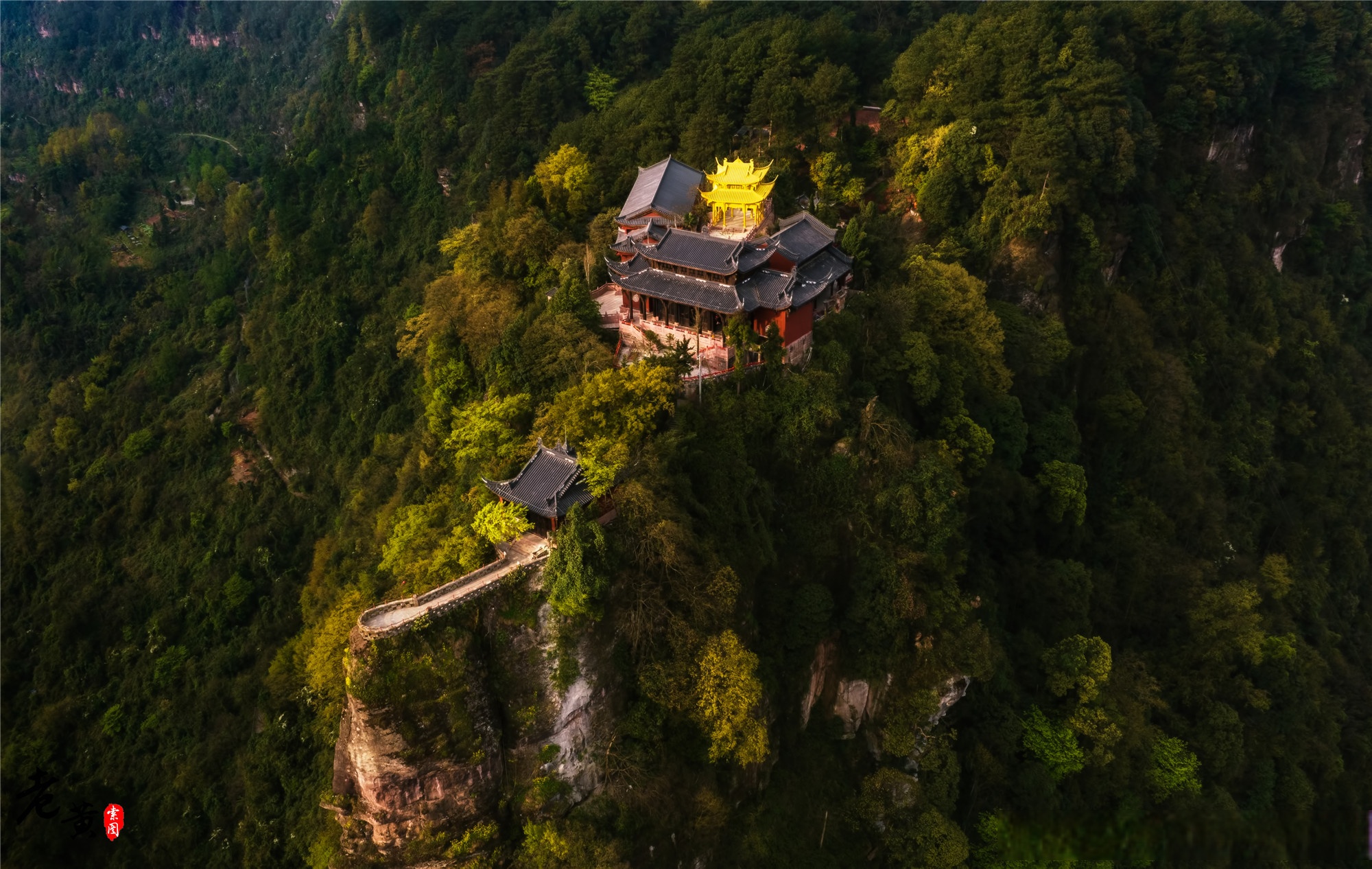 山山脉,距重庆主城约一小时车程,是著名的川东名胜"巴渝十二景"之一