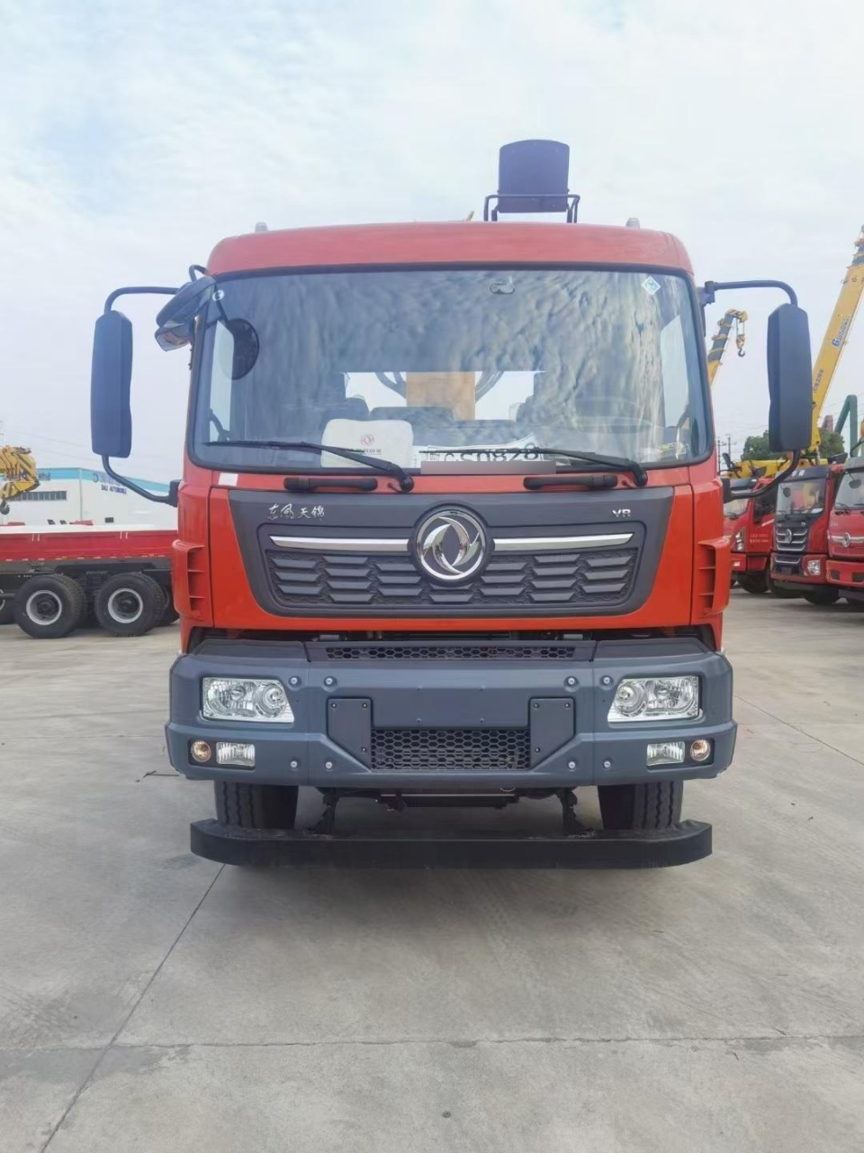 东风天锦4*2 康机245马力单桥排半驾驶室,发动机b6.