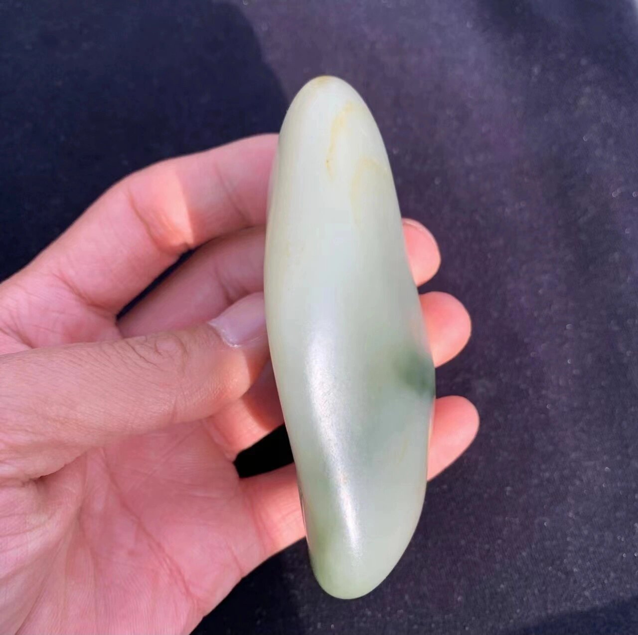 最近收的一块非常有特点的翠青籽料原石