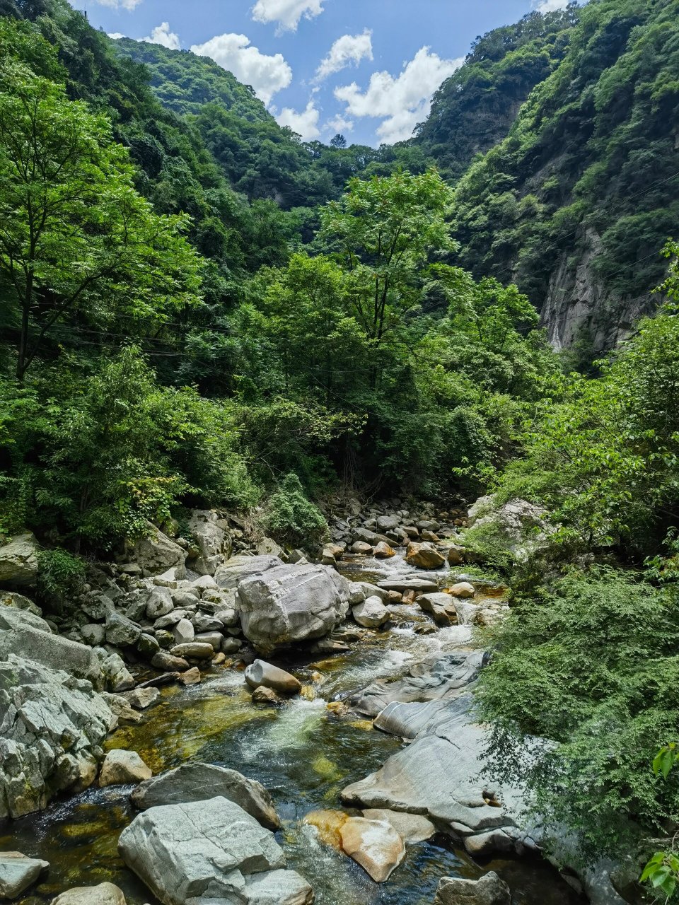 西安太平国家森林公园   太平国家森林公园是一个4a级景区,它位于陕西