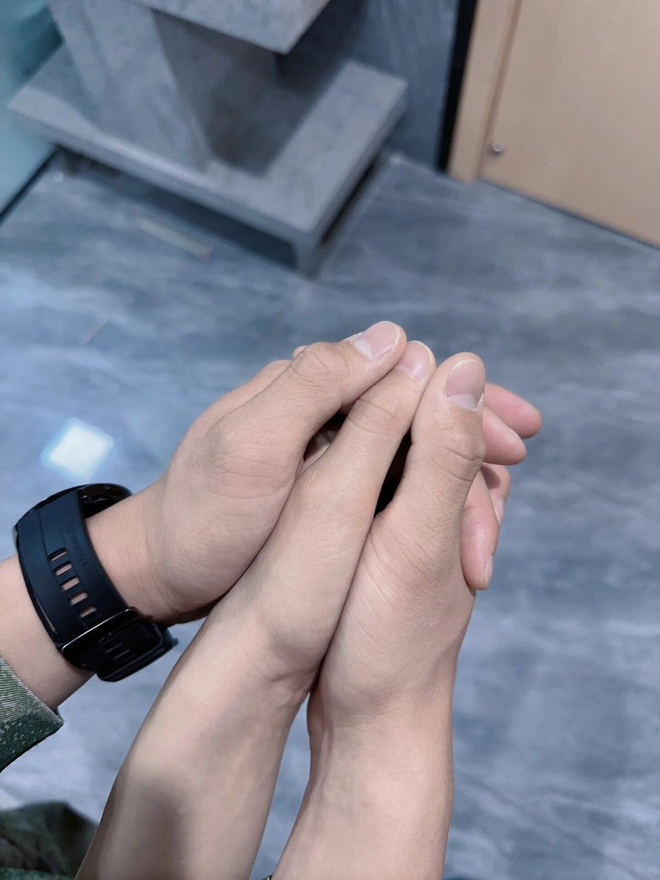 异地军恋～与兵哥哥见面的牵手照～ 我们见面真的好难啊01相信很多