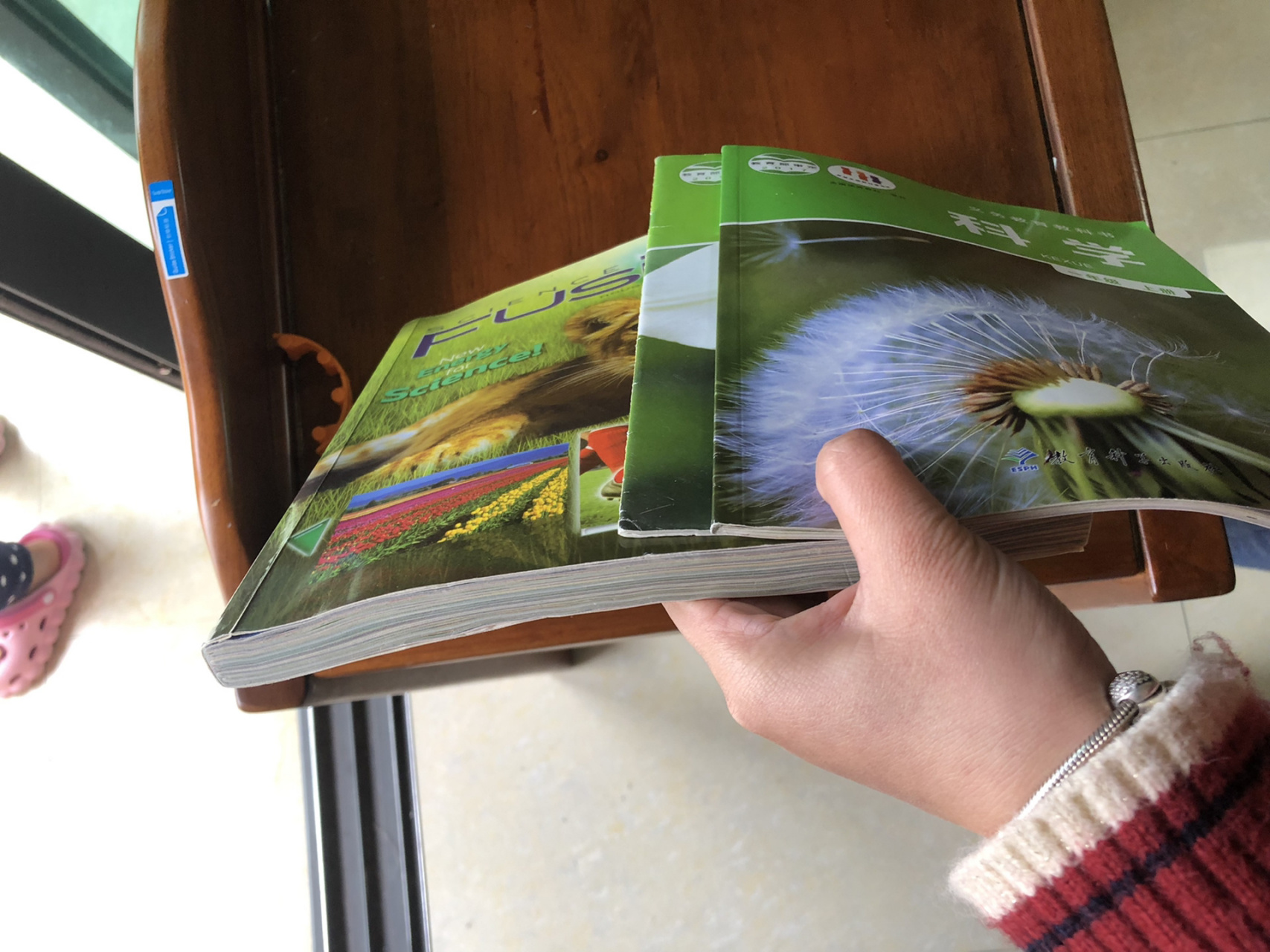 芯片的差距是这样来的 左边是美国德州小学科学教材,右边是我们现在的