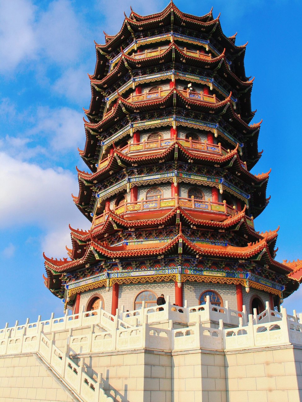 城市中的仿古高楼-凤凰楼 白泉山公园位于集宁新旧区交接处,是"一山隔