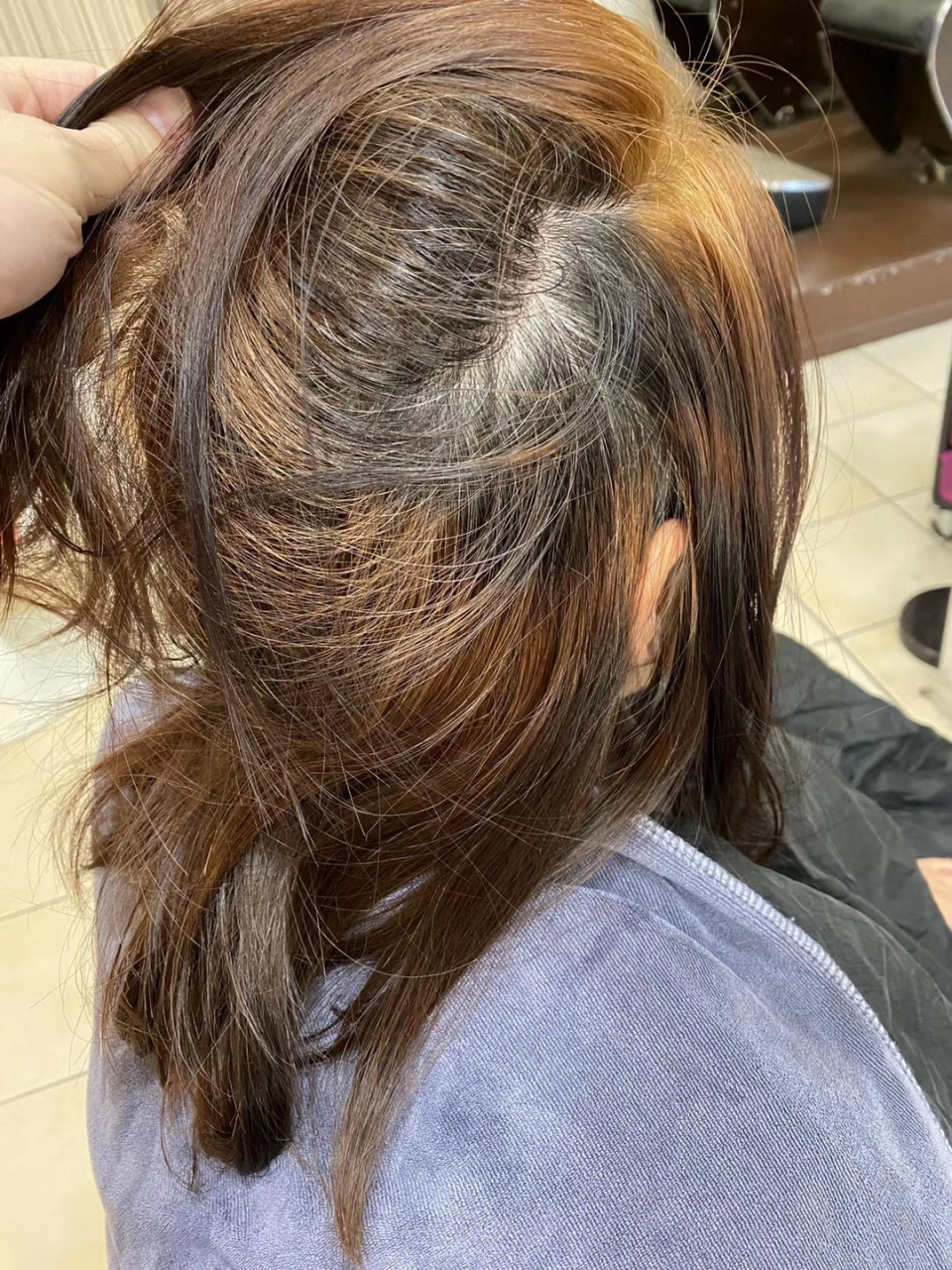 这次我不但要把她的颜色染均匀还为她做了混合染