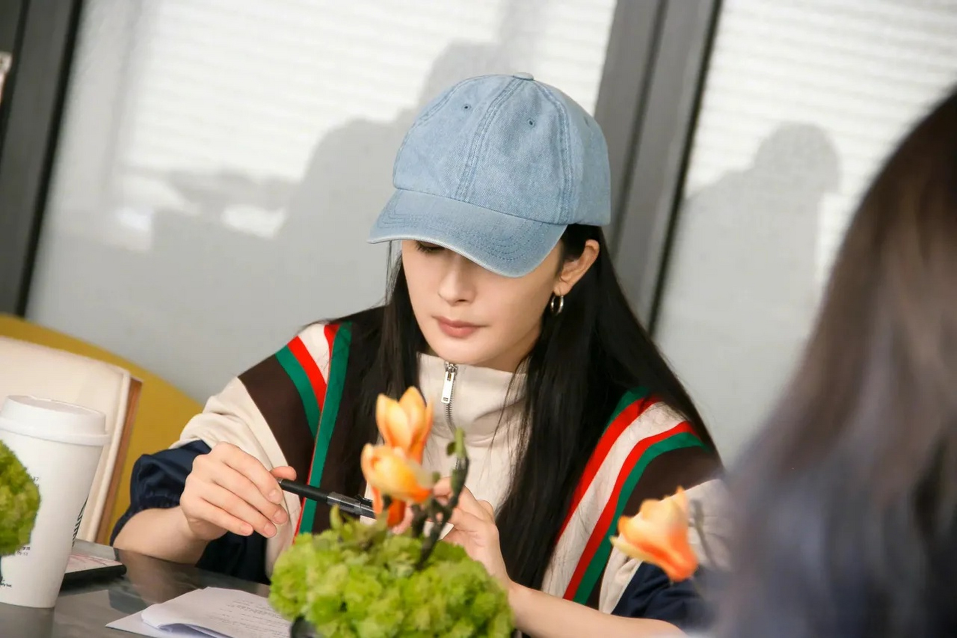 杨幂素颜读剧本照,眼睛失去灵气的她就像失去了灵魂