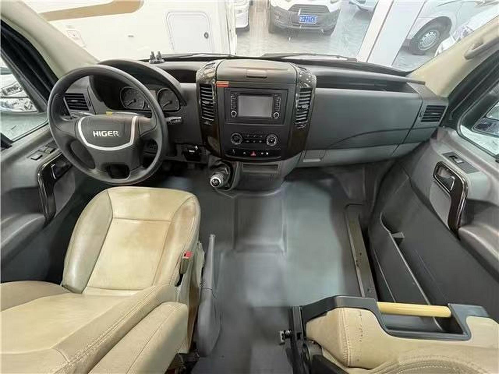 2016年上牌苏州金龙海格b型房车无中门设计2.8t柴油6速手动档