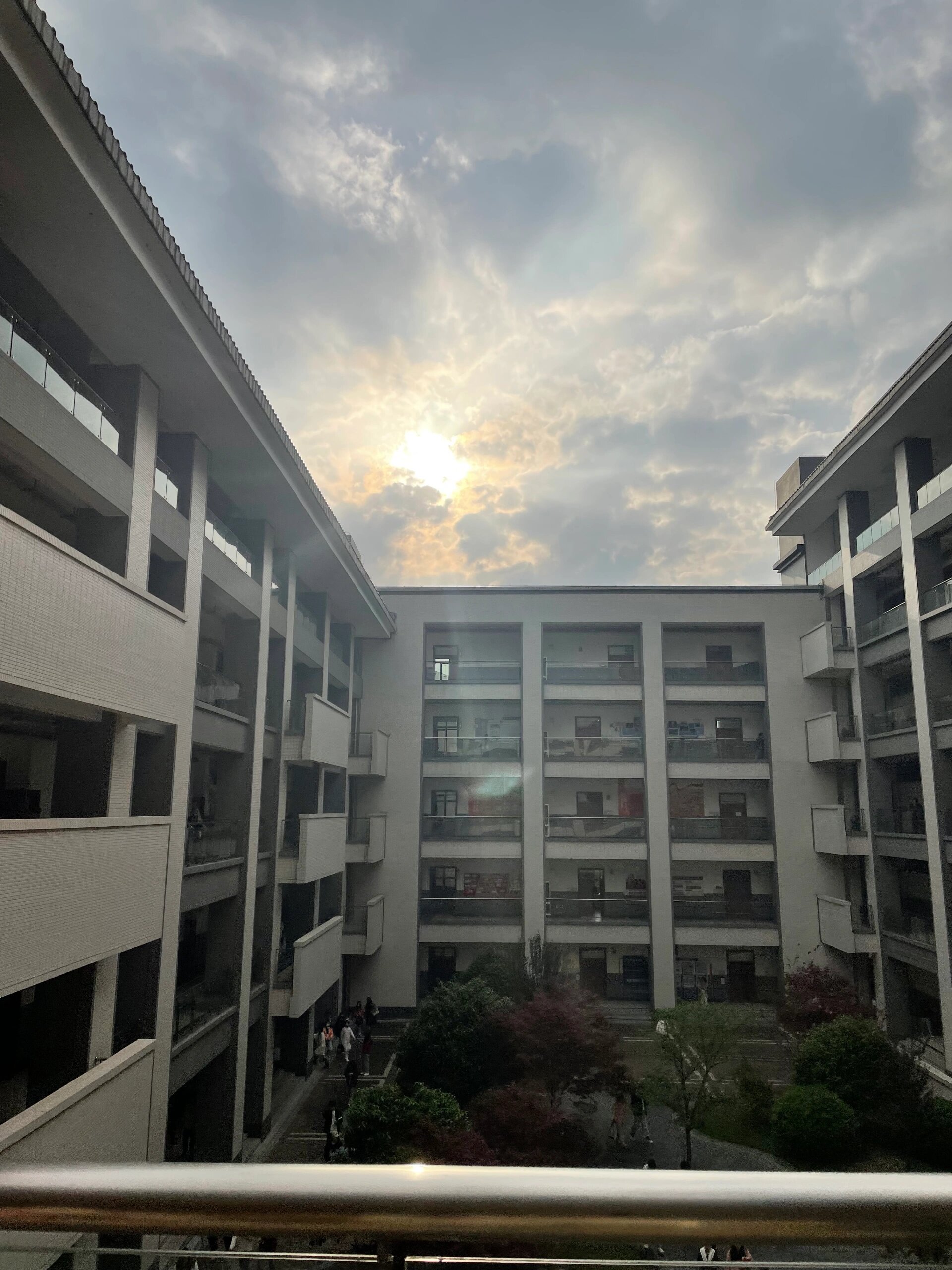 武汉学院到底怎么样? 我想客观地为大家讲述一下这个学校. 1.